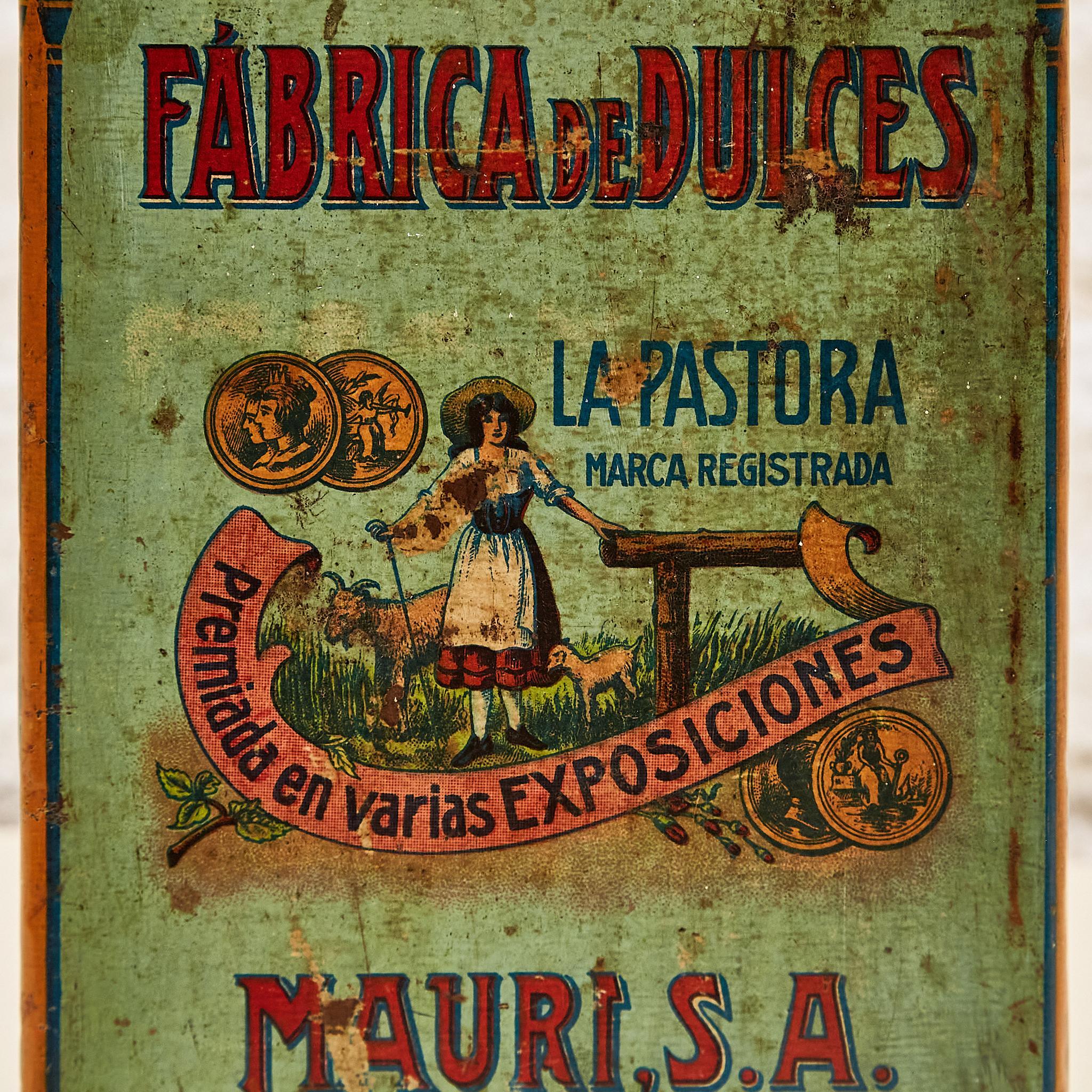 Timeless Elegance: Metall-Bonbondose 'Mauri' aus dem Barcelona der 1920er Jahre im Angebot 8