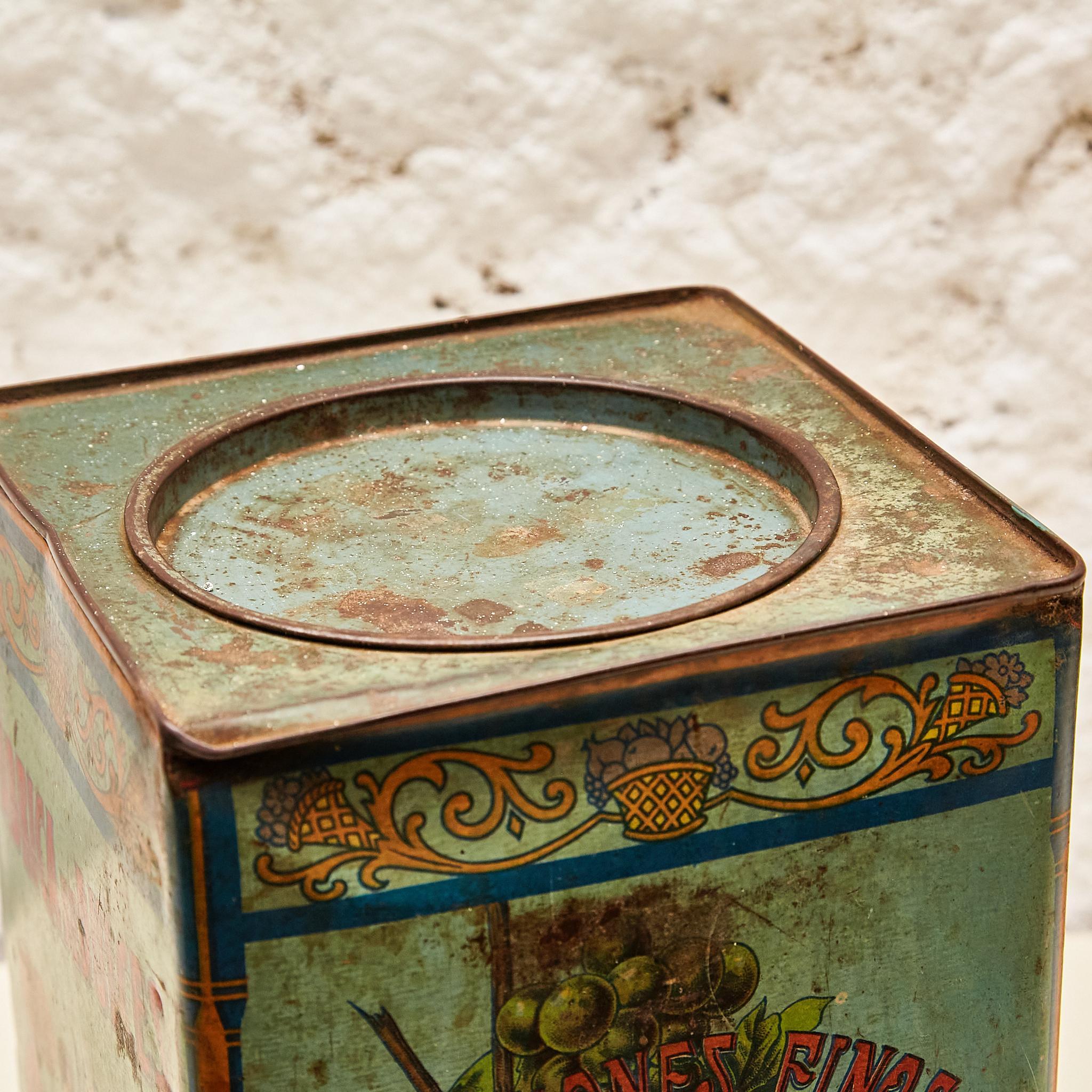 Timeless Elegance: Metall-Bonbondose 'Mauri' aus dem Barcelona der 1920er Jahre im Angebot 4