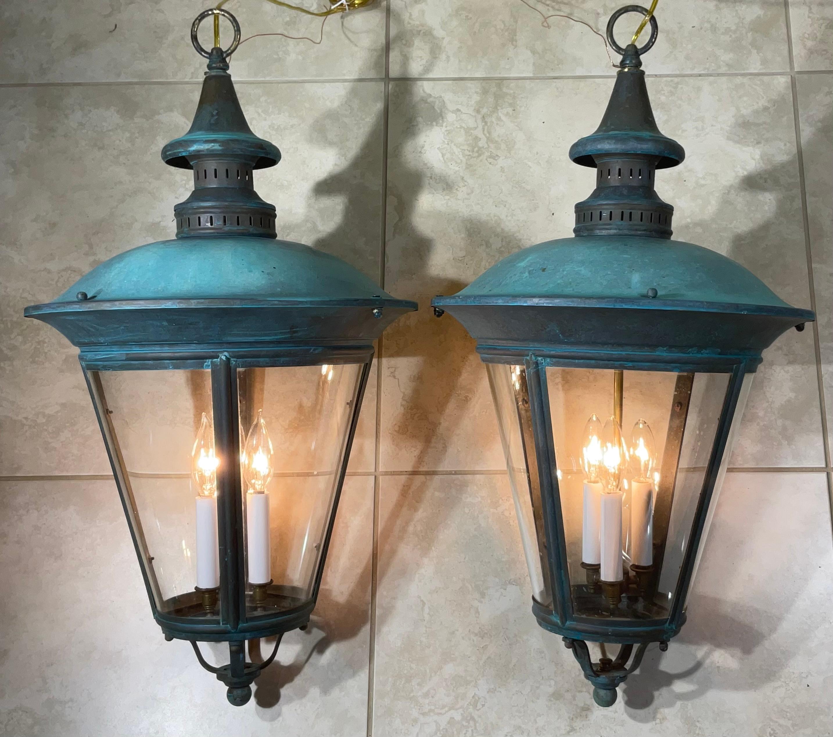 Zeitlose Eleganz: Paar antike Verdigris Messing Hängelaternen-26H x 15W im Angebot 2