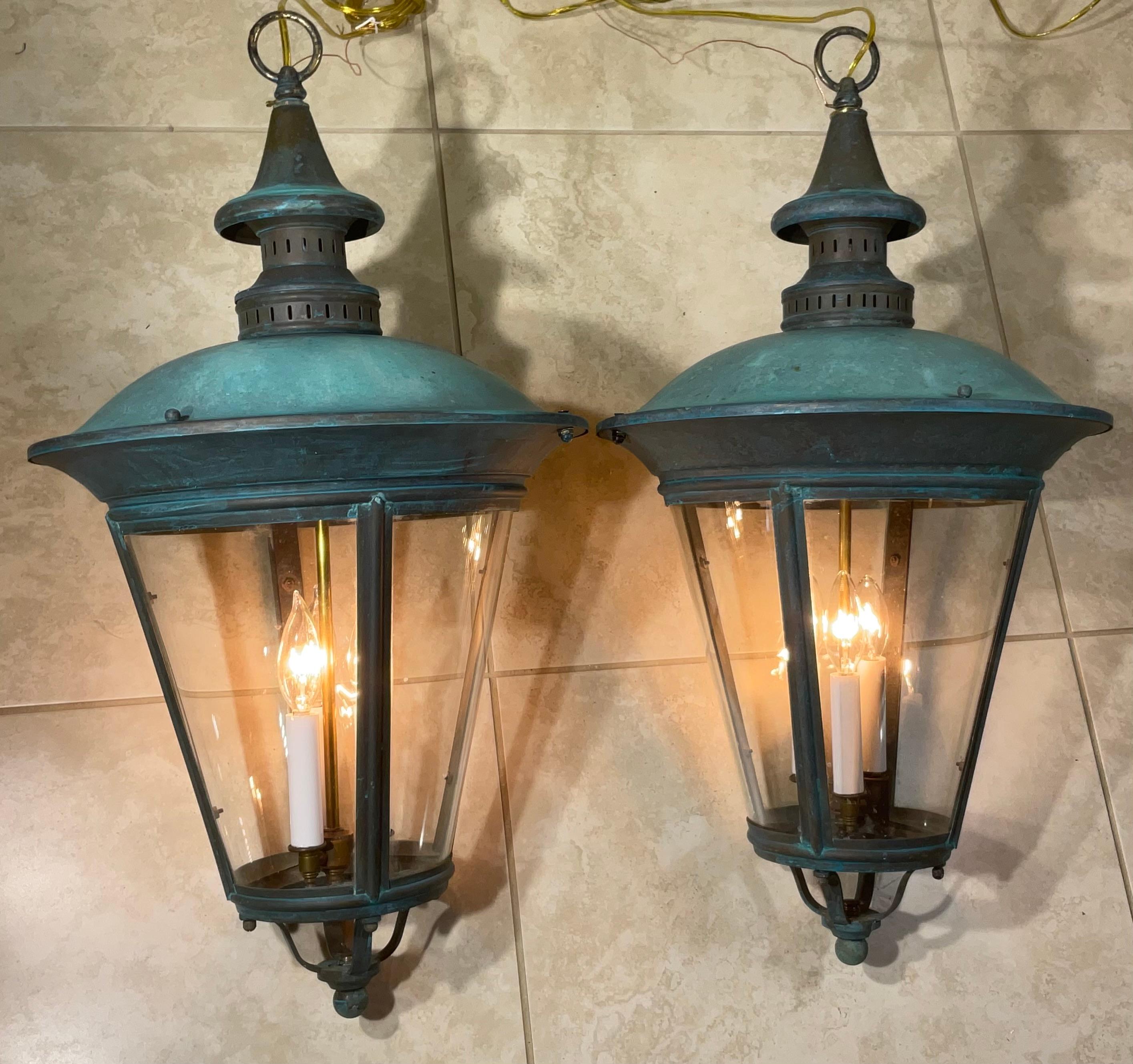 Zeitlose Eleganz: Paar antike Verdigris Messing Hängelaternen-26H x 15W im Angebot 3