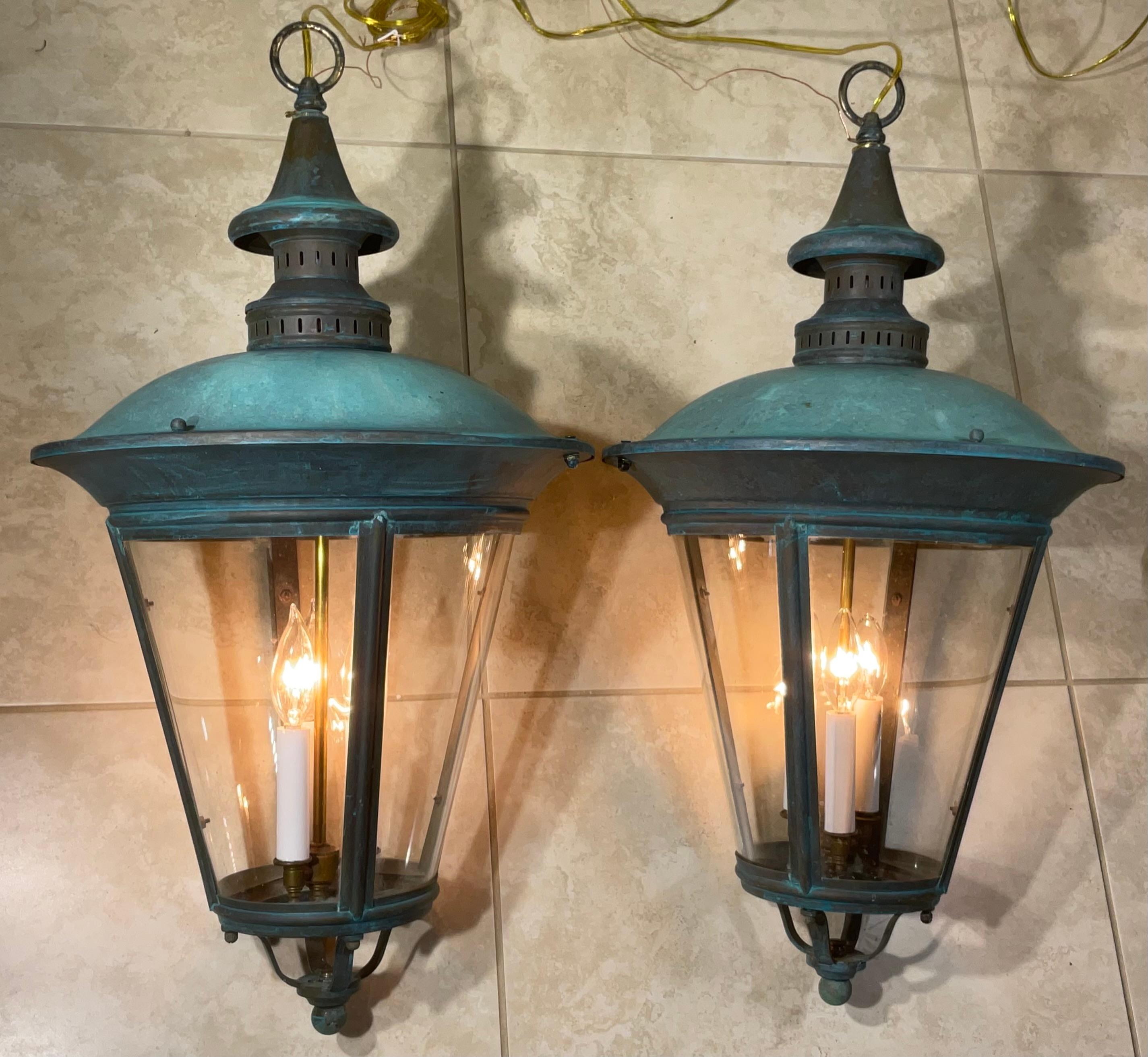 Zeitlose Eleganz: Paar antike Verdigris Messing Hängelaternen-26H x 15W im Angebot 4