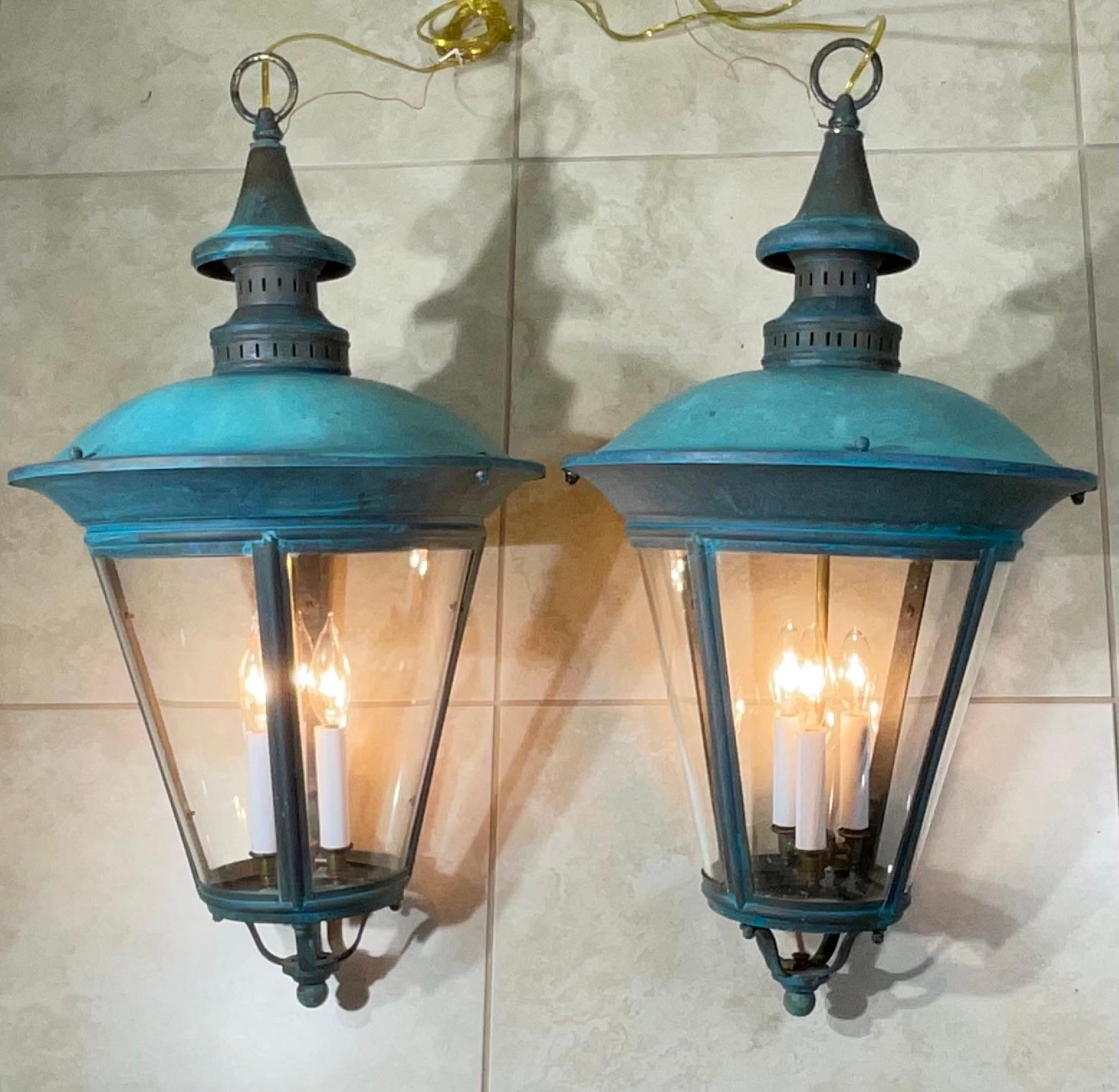 Zeitlose Eleganz: Paar antike Verdigris Messing Hängelaternen-26H x 15W im Angebot 5