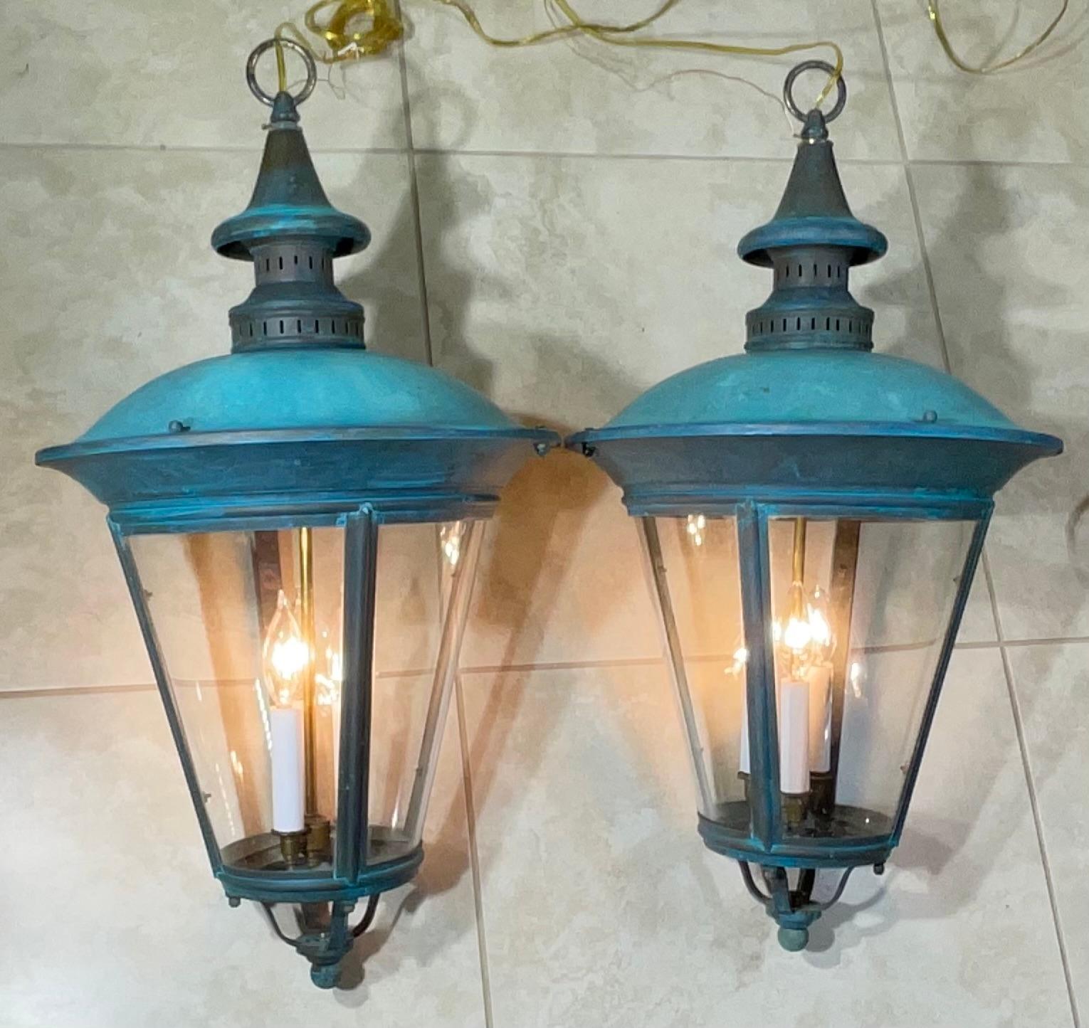 Zeitlose Eleganz: Paar antike Verdigris Messing Hängelaternen-26H x 15W im Angebot 6