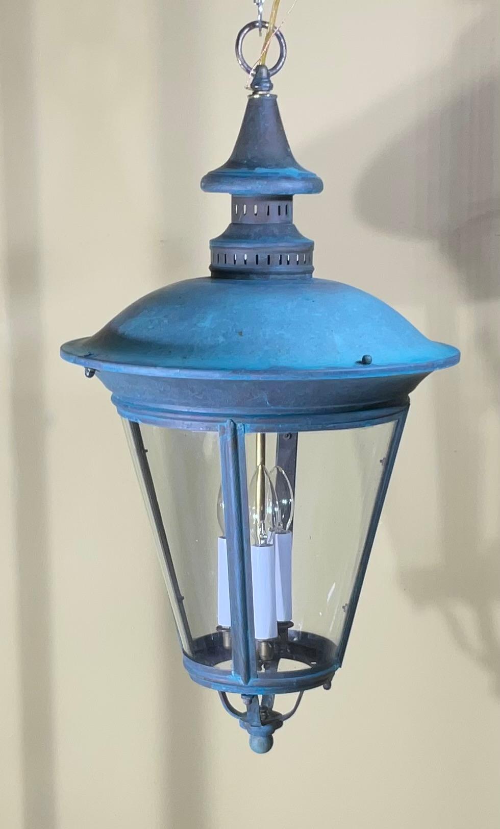 Zeitlose Eleganz: Paar antike Verdigris Messing Hängelaternen-26H x 15W (Amerikanische Klassik) im Angebot