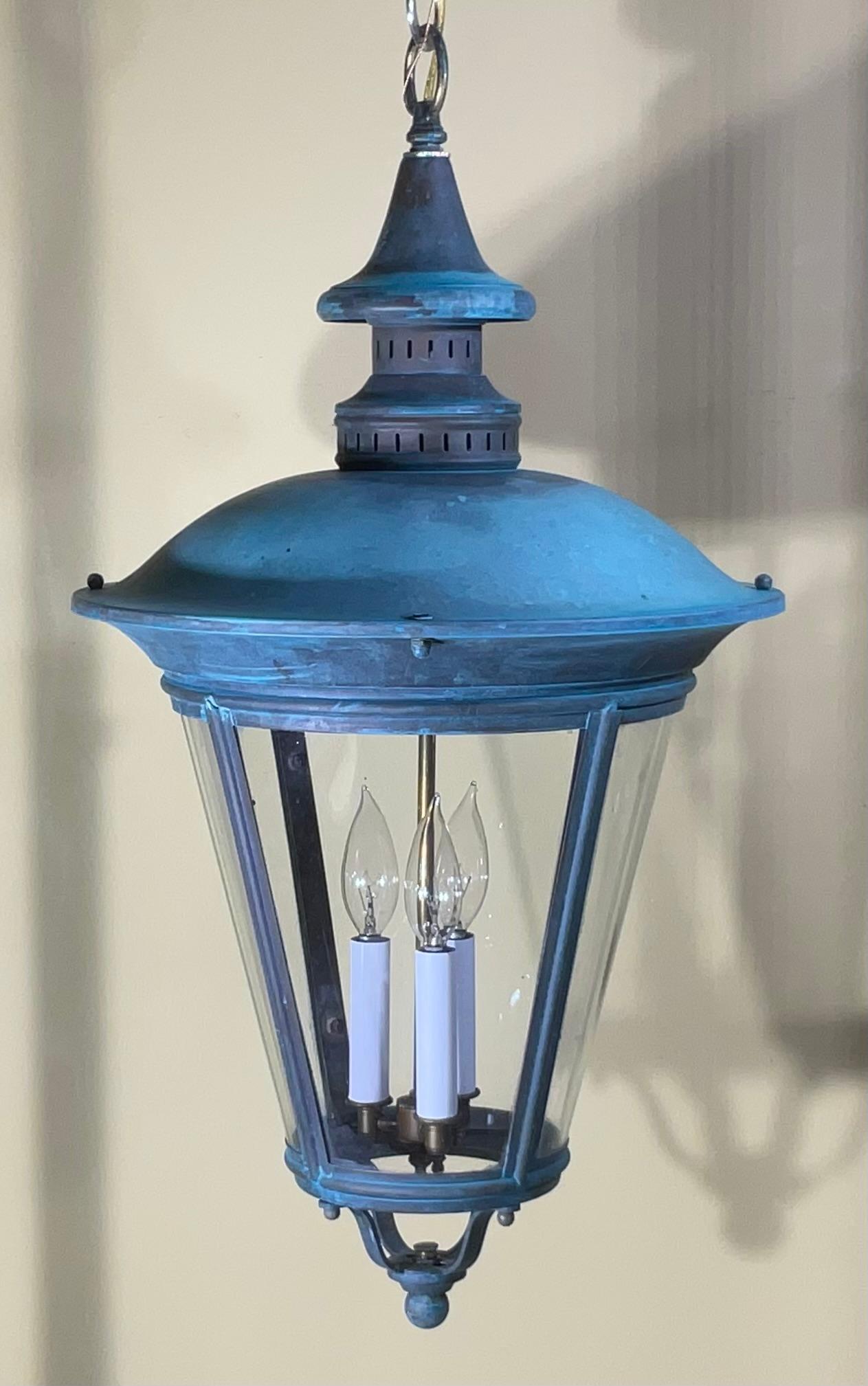 Zeitlose Eleganz: Paar antike Verdigris Messing Hängelaternen-26H x 15W (amerikanisch) im Angebot