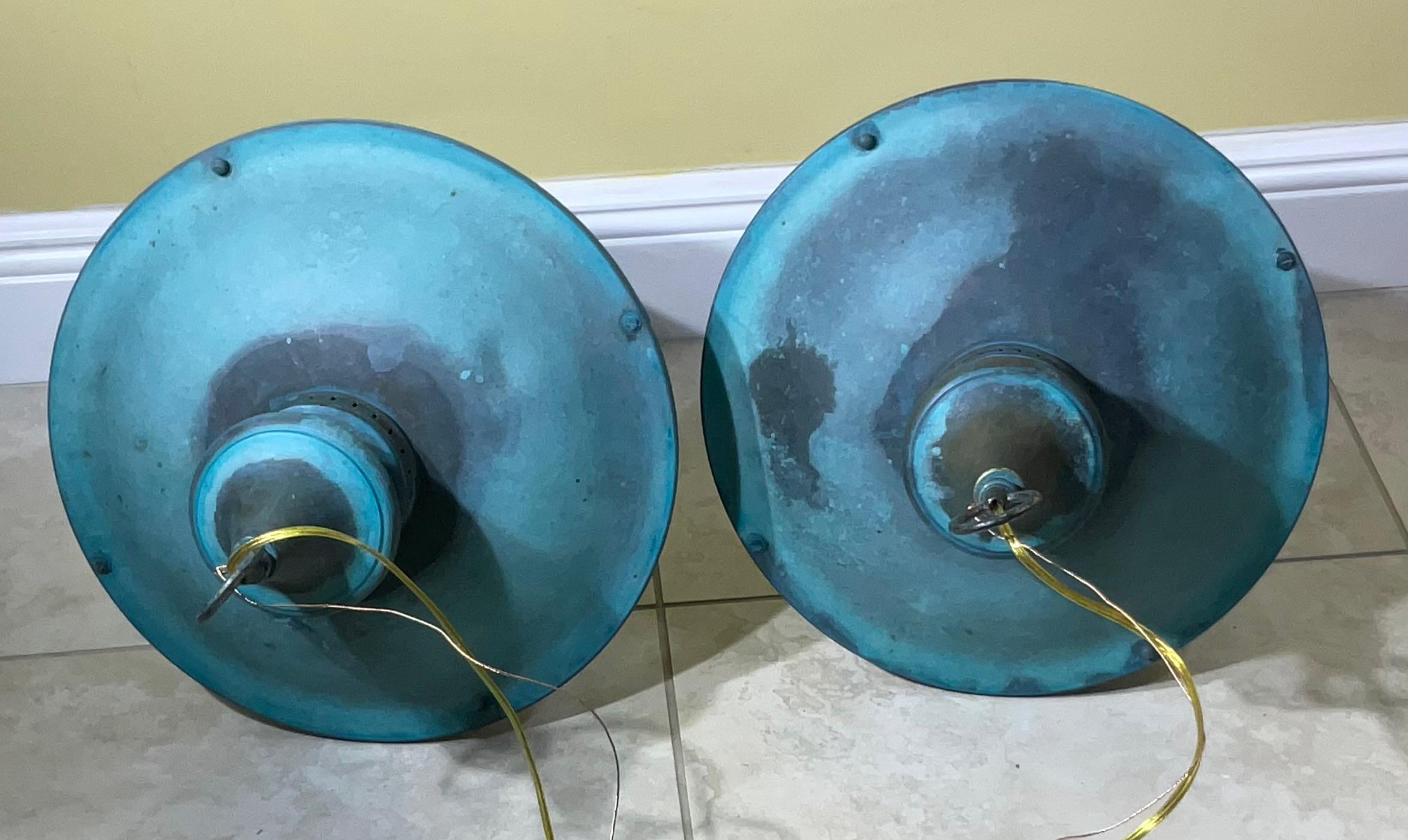 Zeitlose Eleganz: Paar antike Verdigris Messing Hängelaternen-26H x 15W (Handgefertigt) im Angebot