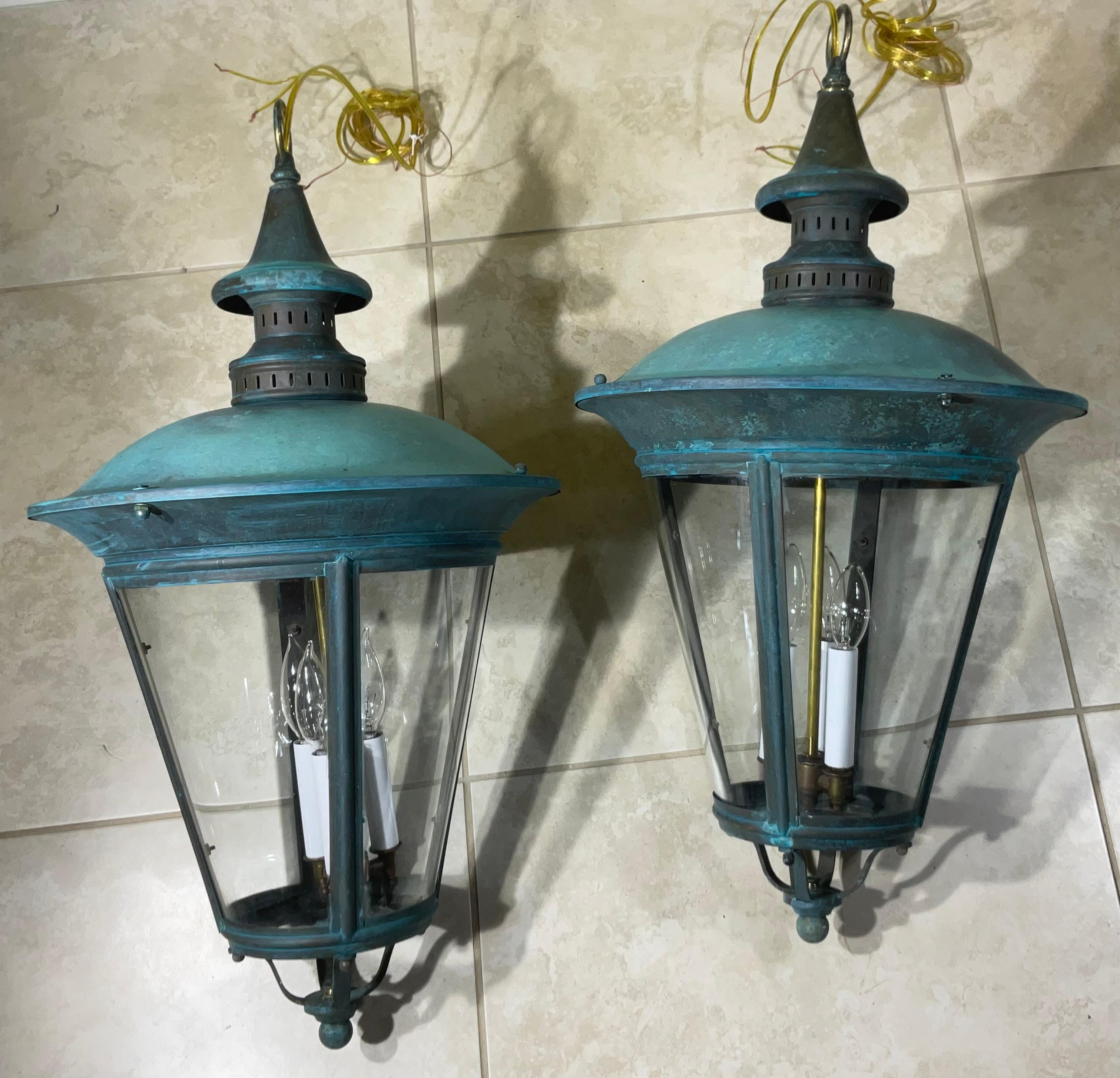 Zeitlose Eleganz: Paar antike Verdigris Messing Hängelaternen-26H x 15W im Zustand „Gut“ im Angebot in Delray Beach, FL