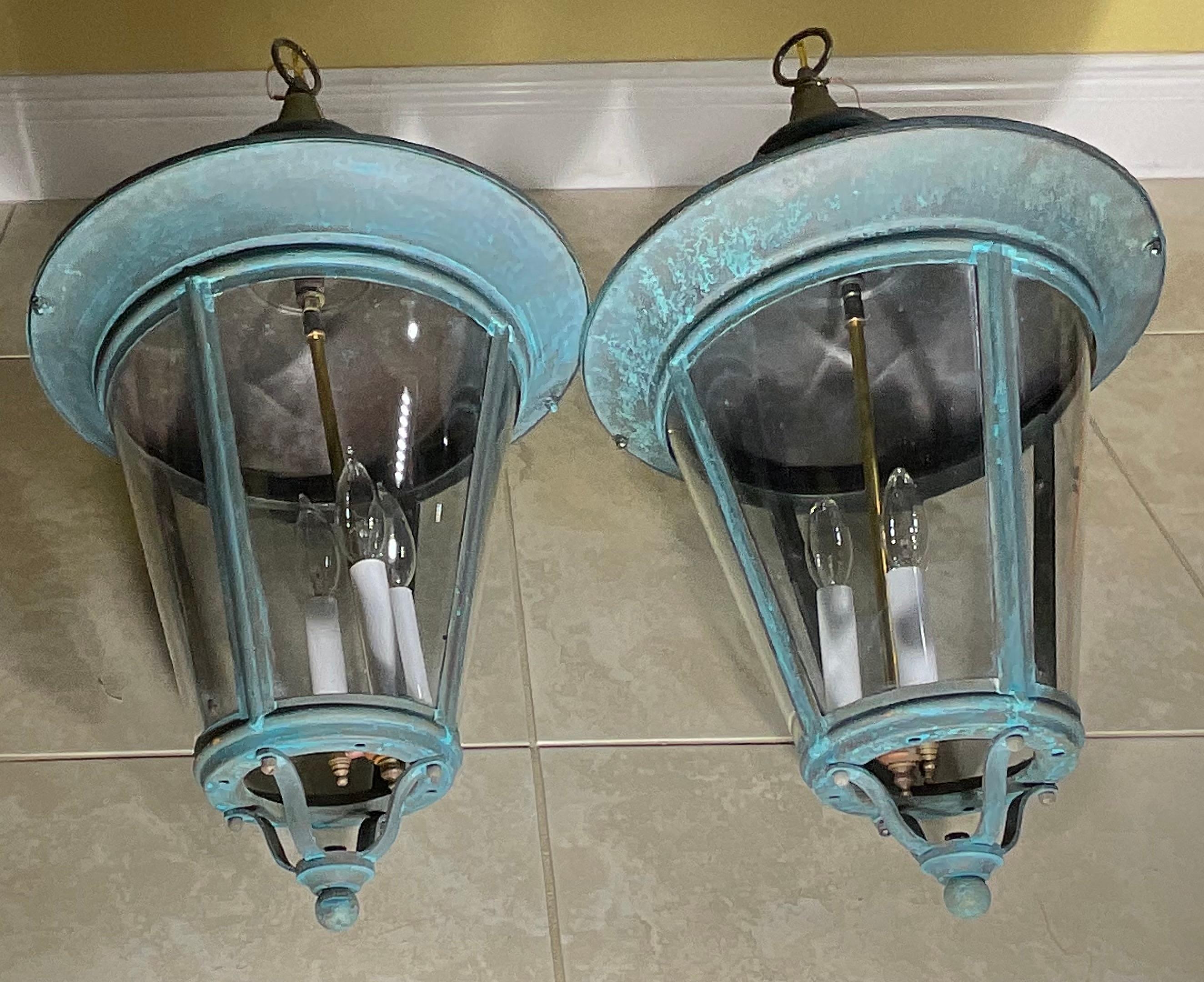 Zeitlose Eleganz: Paar antike Verdigris Messing Hängelaternen-26H x 15W (20. Jahrhundert) im Angebot