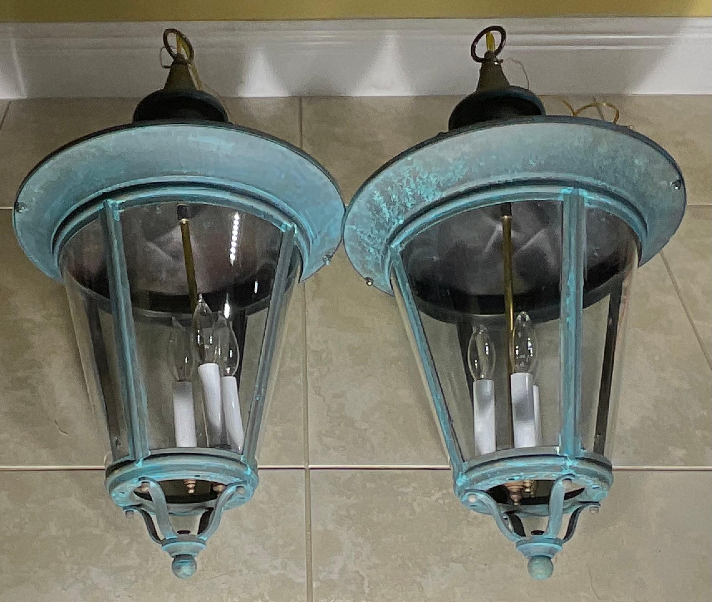 Zeitlose Eleganz: Paar antike Verdigris Messing Hängelaternen-26H x 15W (Glas) im Angebot