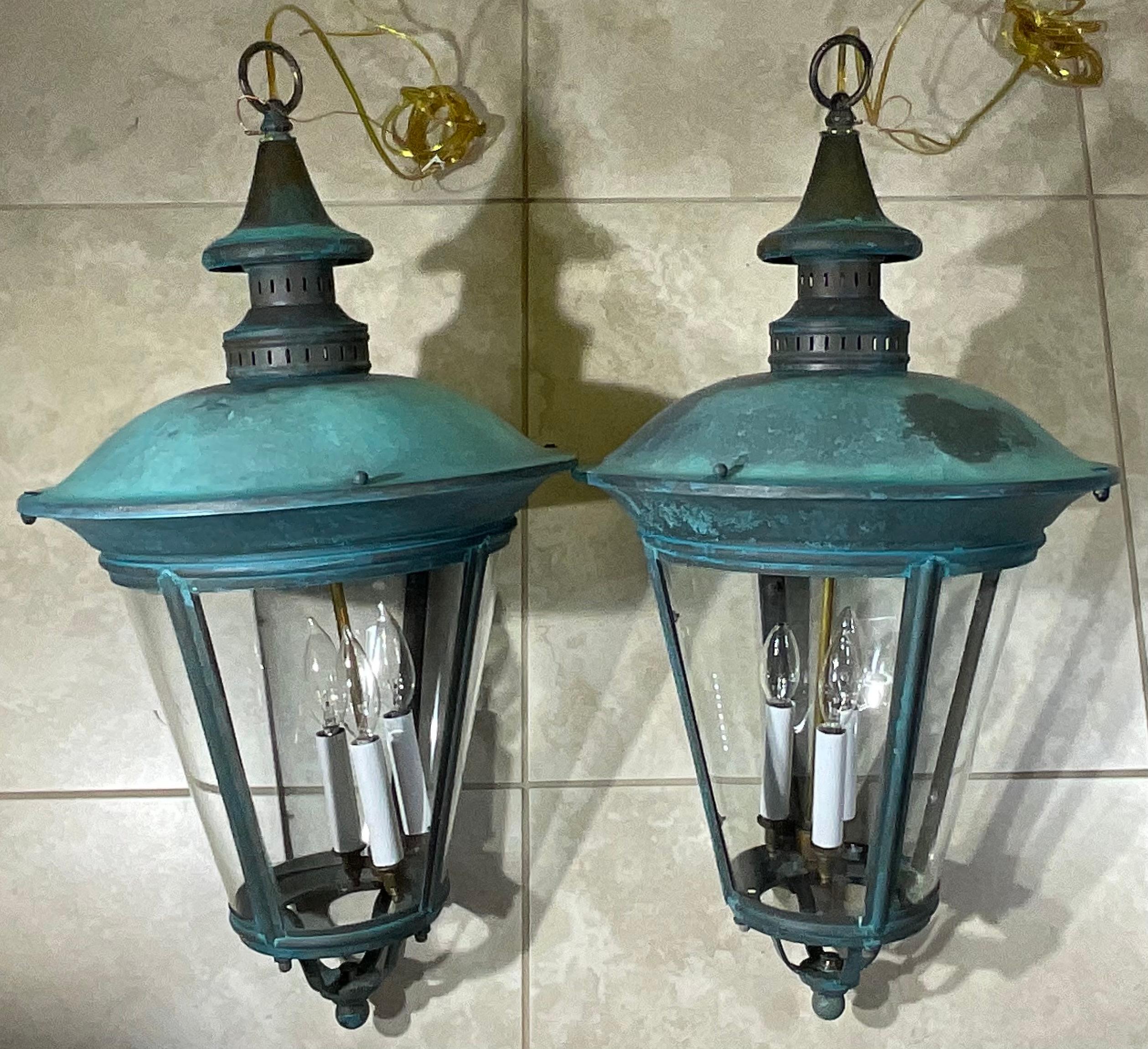 Zeitlose Eleganz: Paar antike Verdigris Messing Hängelaternen-26H x 15W im Angebot 1