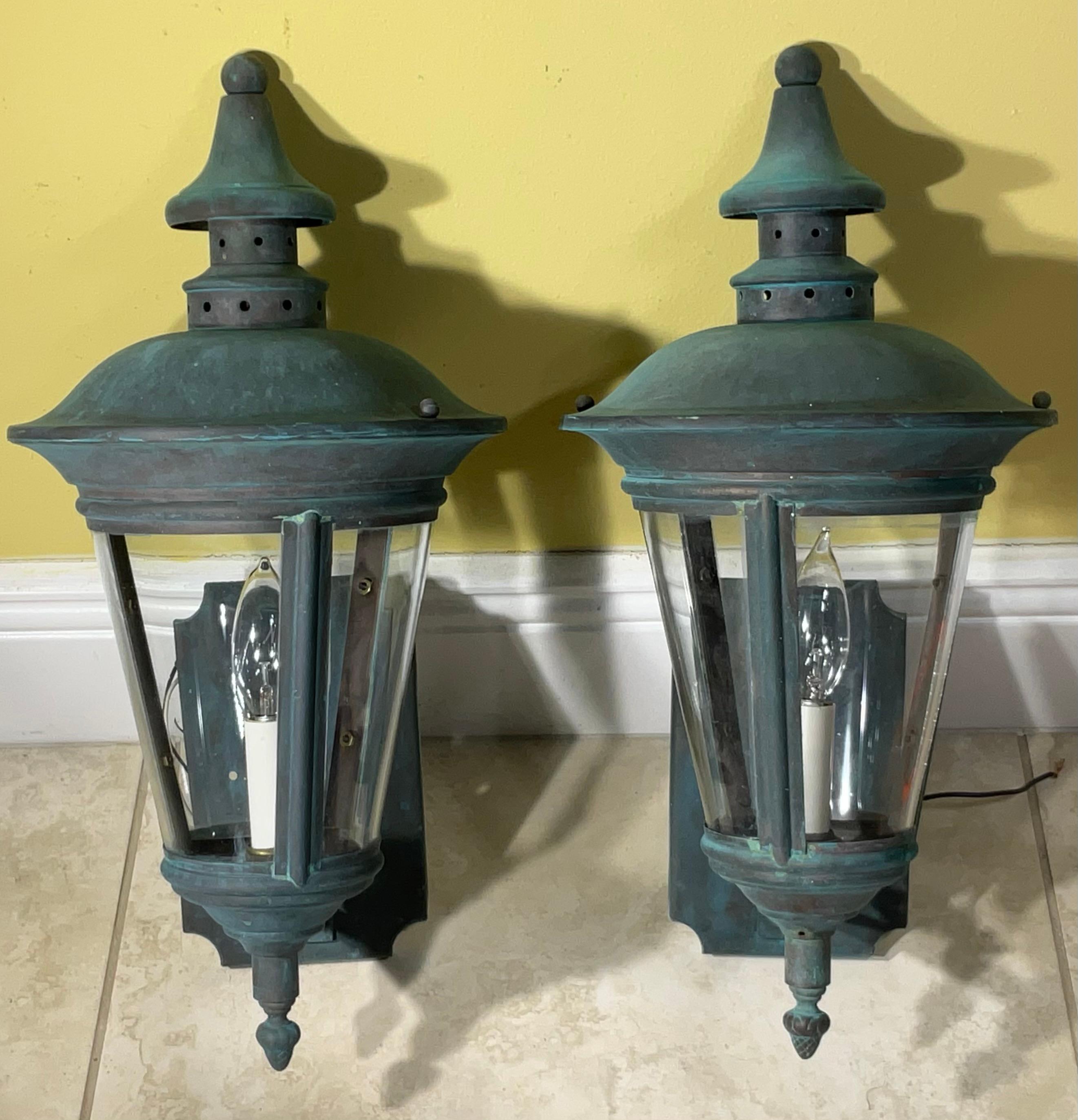 Elegance Timeless : Paire de lanternes murales en laiton antique vert-de-gris en vente 2