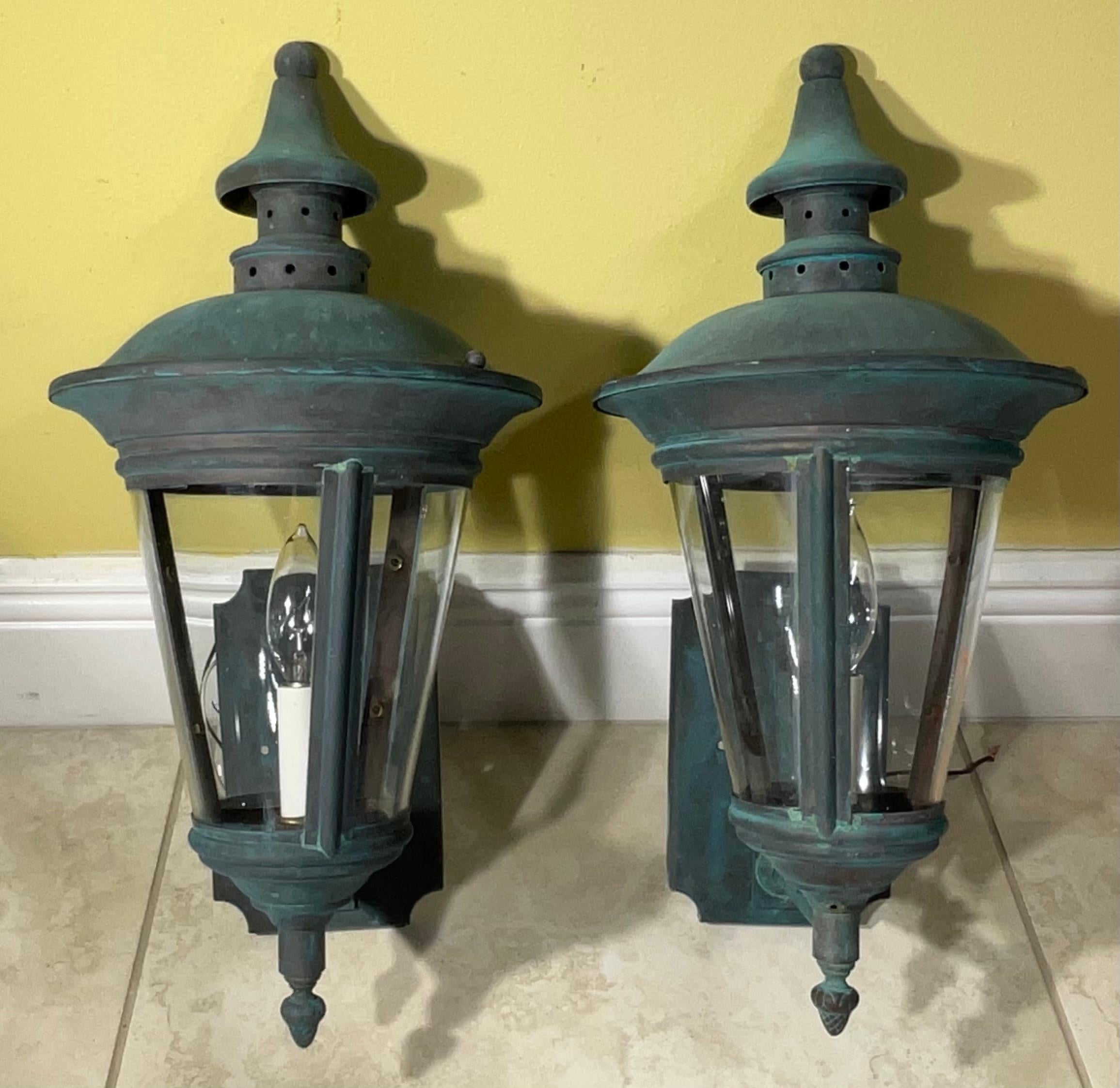 Elegance Timeless : Paire de lanternes murales en laiton antique vert-de-gris en vente 5
