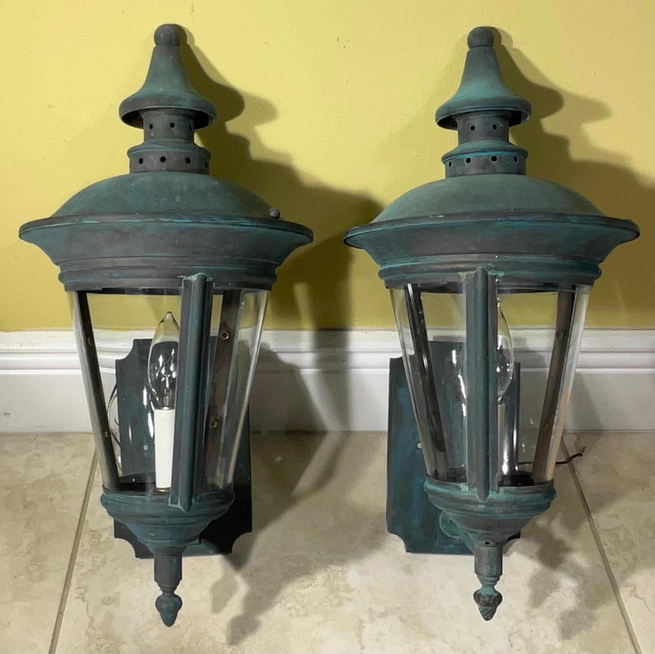 Elegance Timeless : Paire de lanternes murales en laiton antique vert-de-gris en vente 6