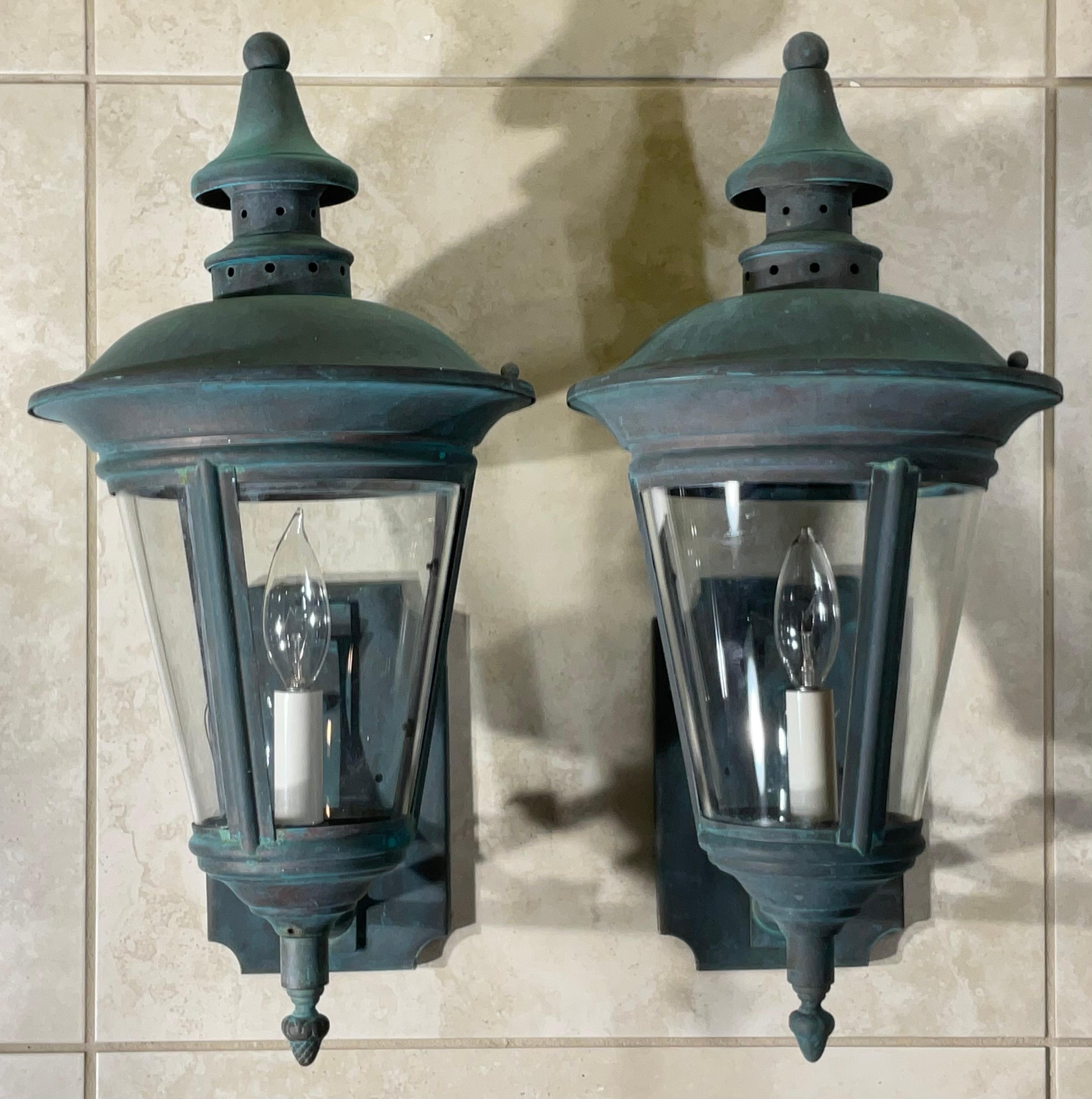 Elegance Timeless : Paire de lanternes murales en laiton antique vert-de-gris en vente 7