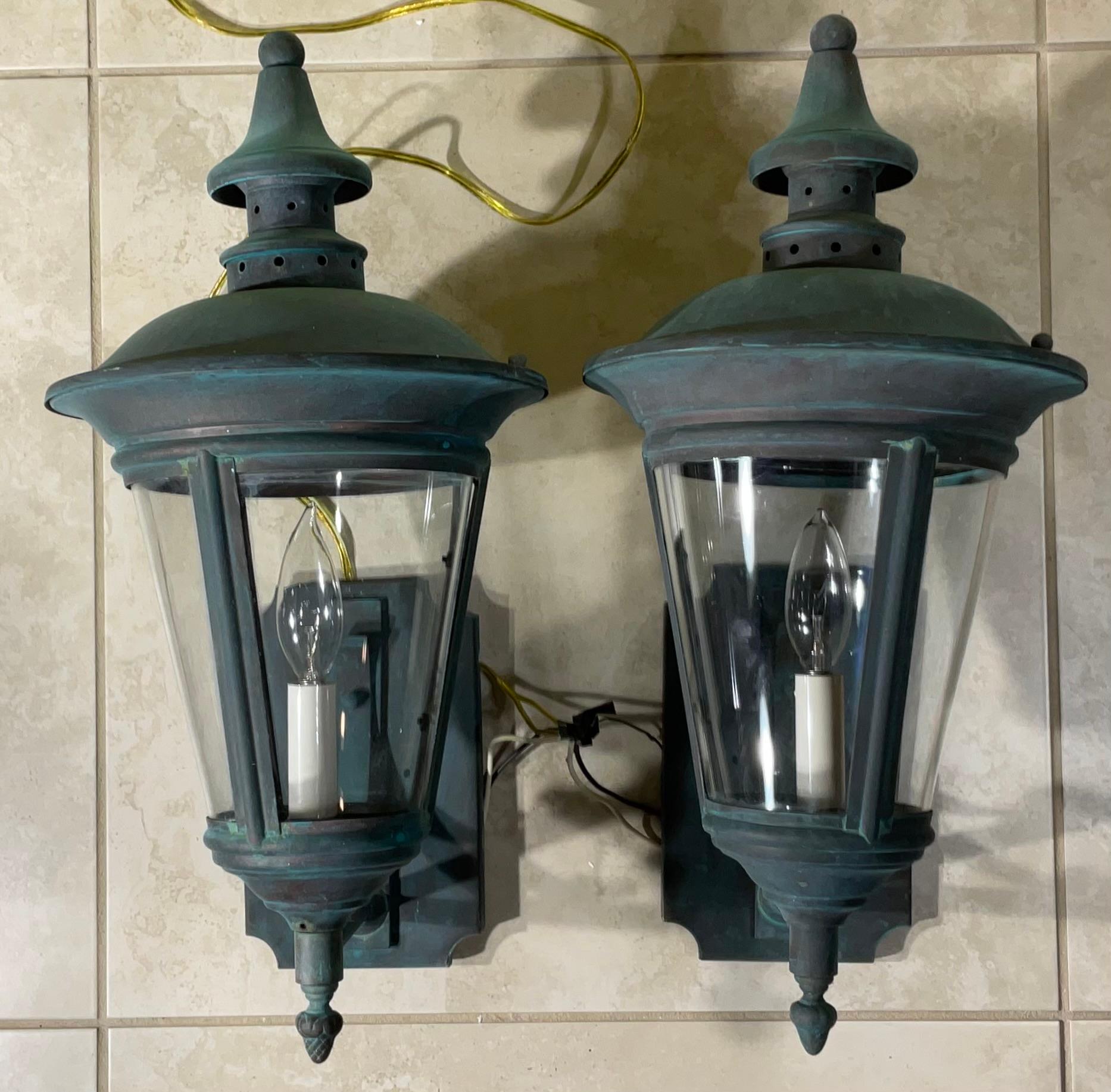 

Illuminez votre entrée, votre patio ou votre jardin avec cette paire de lanternes murales antiques. Fabriquées en laiton massif et dotées d'une magnifique patine vert-de-gris, ces lanternes dégagent une élégance intemporelle qui ajoutera une