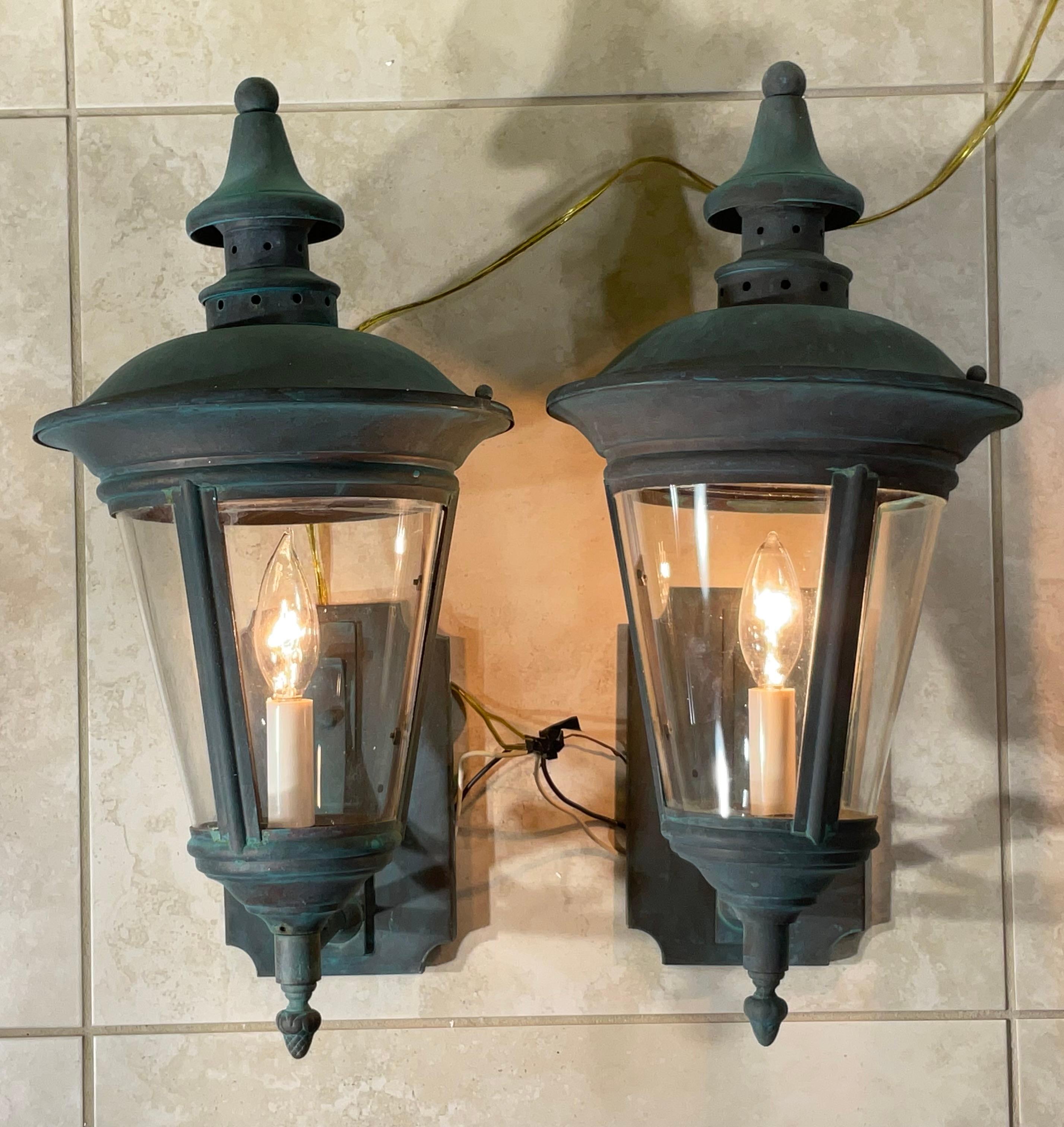 Classique américain Elegance Timeless : Paire de lanternes murales en laiton antique vert-de-gris en vente