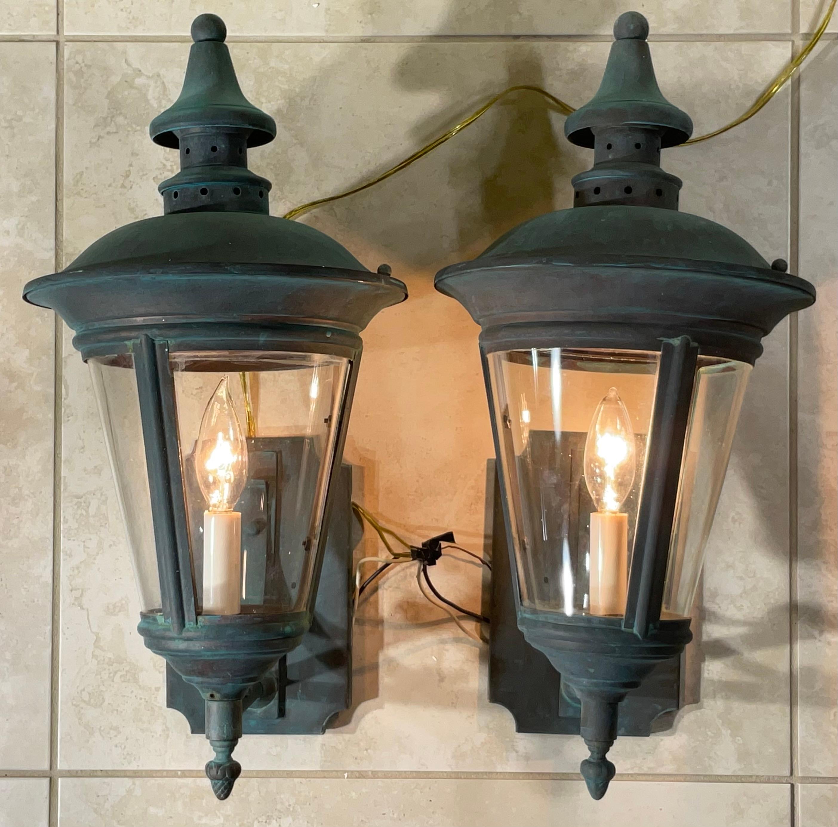 Américain Elegance Timeless : Paire de lanternes murales en laiton antique vert-de-gris en vente