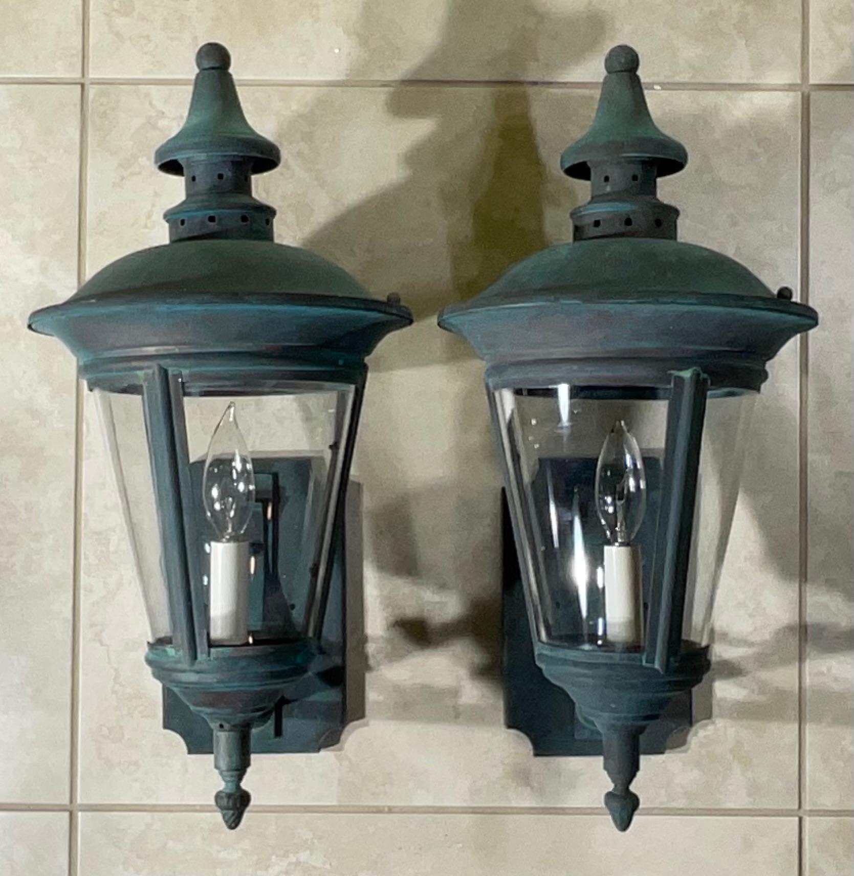 Fait main Elegance Timeless : Paire de lanternes murales en laiton antique vert-de-gris en vente