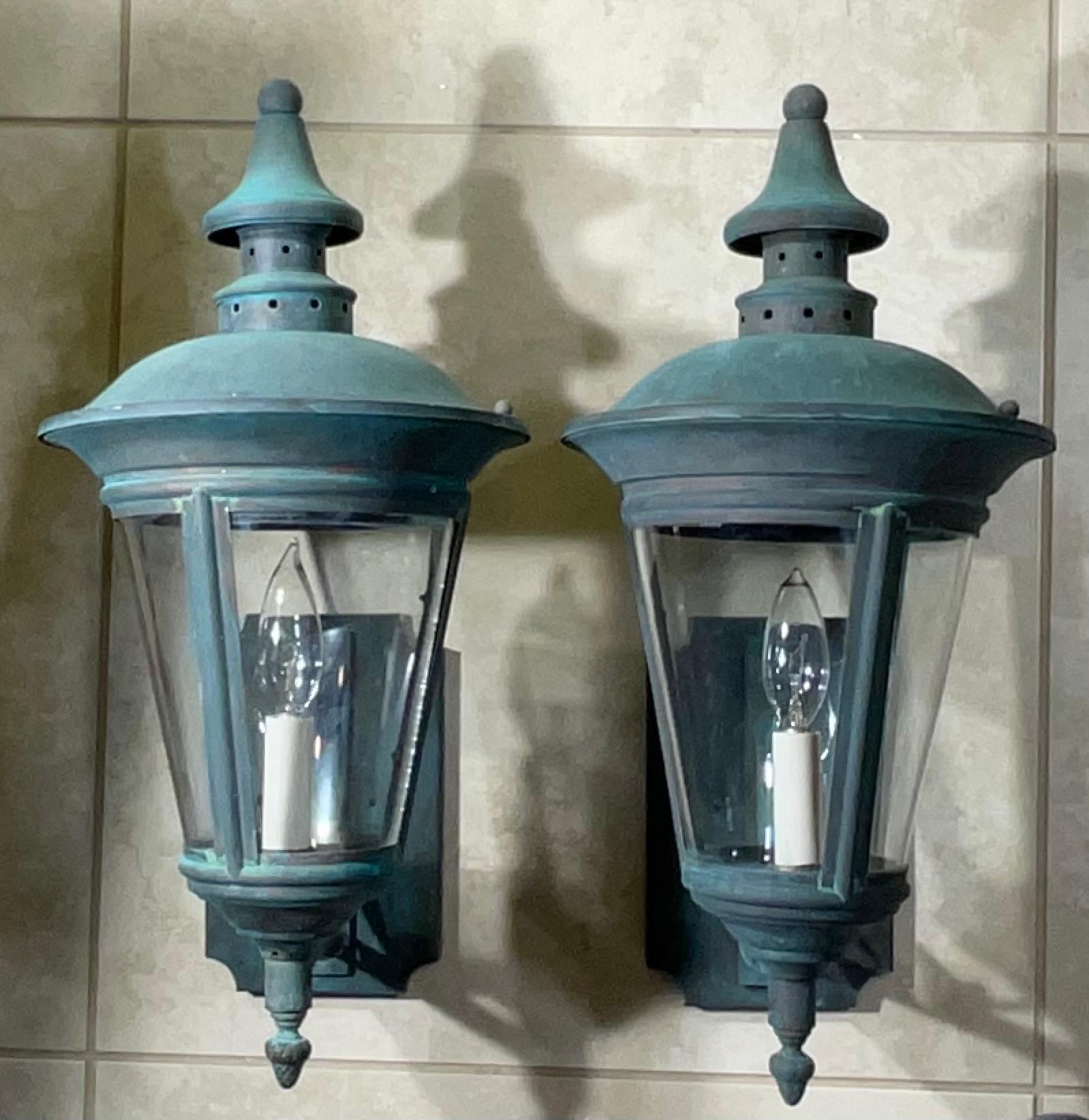 Elegance Timeless : Paire de lanternes murales en laiton antique vert-de-gris Bon état - En vente à Delray Beach, FL