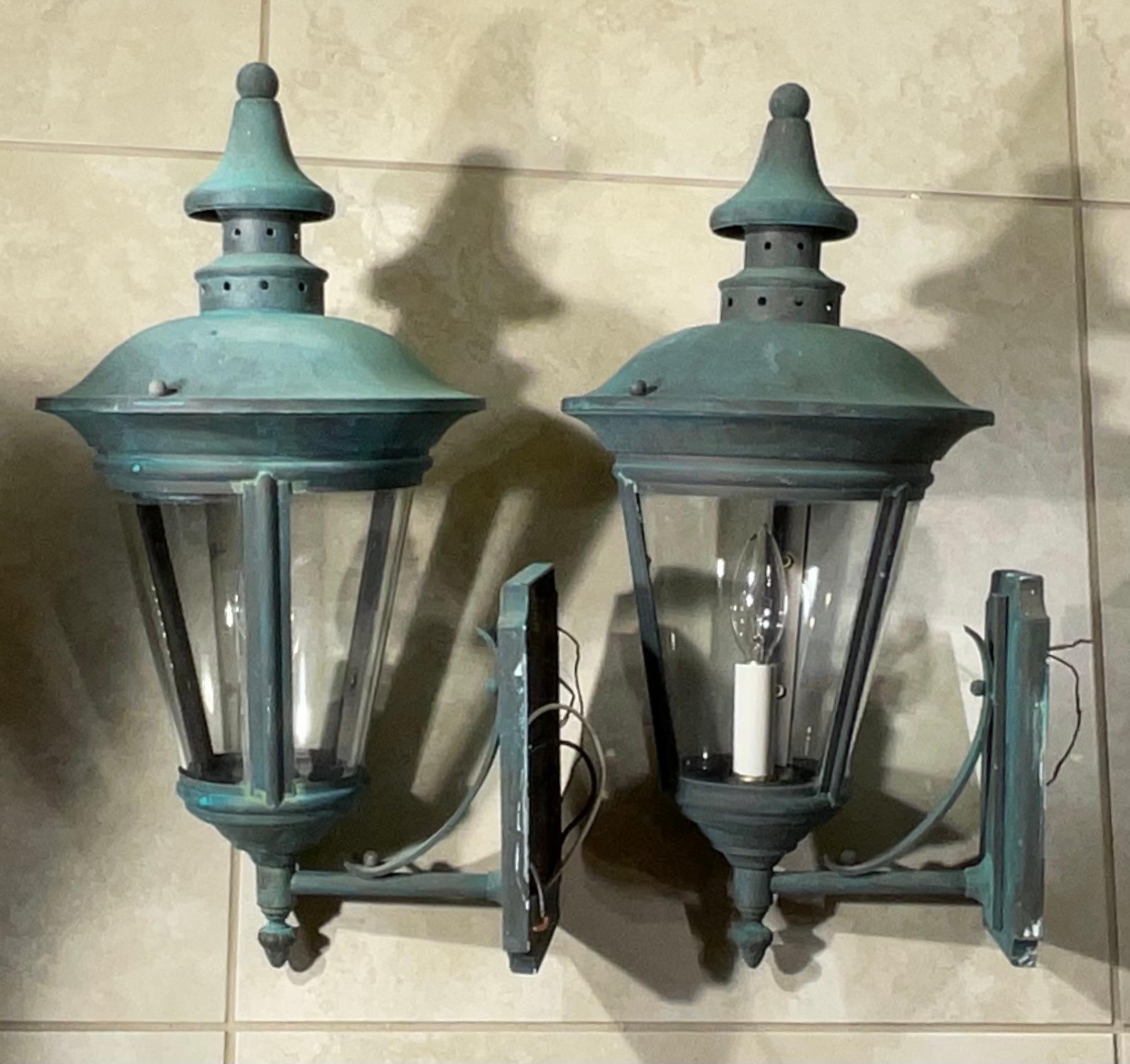 20ième siècle Elegance Timeless : Paire de lanternes murales en laiton antique vert-de-gris en vente
