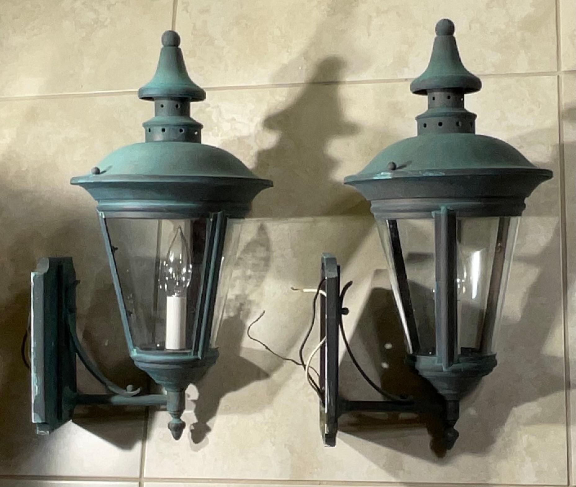 Verre Elegance Timeless : Paire de lanternes murales en laiton antique vert-de-gris en vente