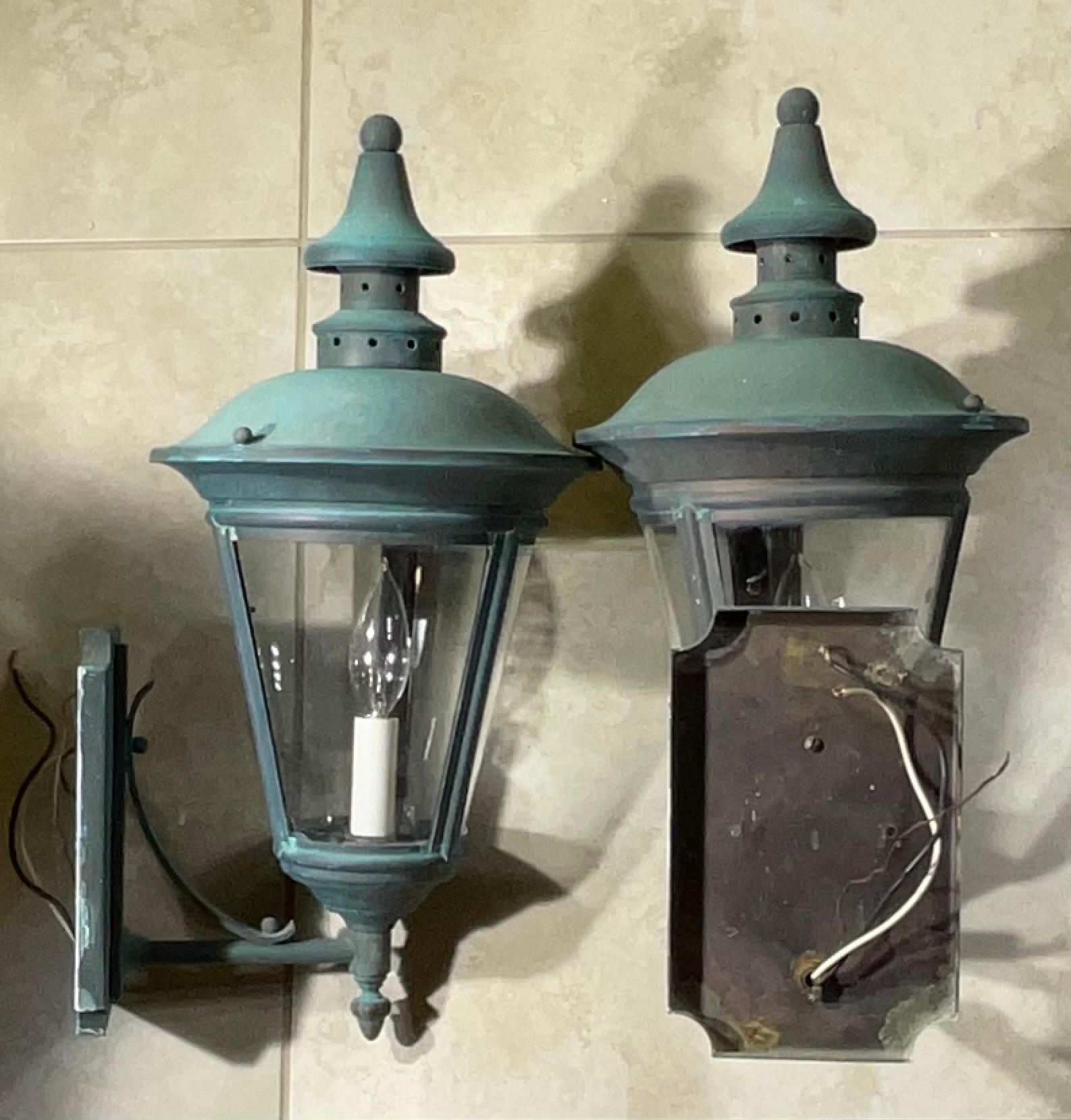 Elegance Timeless : Paire de lanternes murales en laiton antique vert-de-gris en vente 1