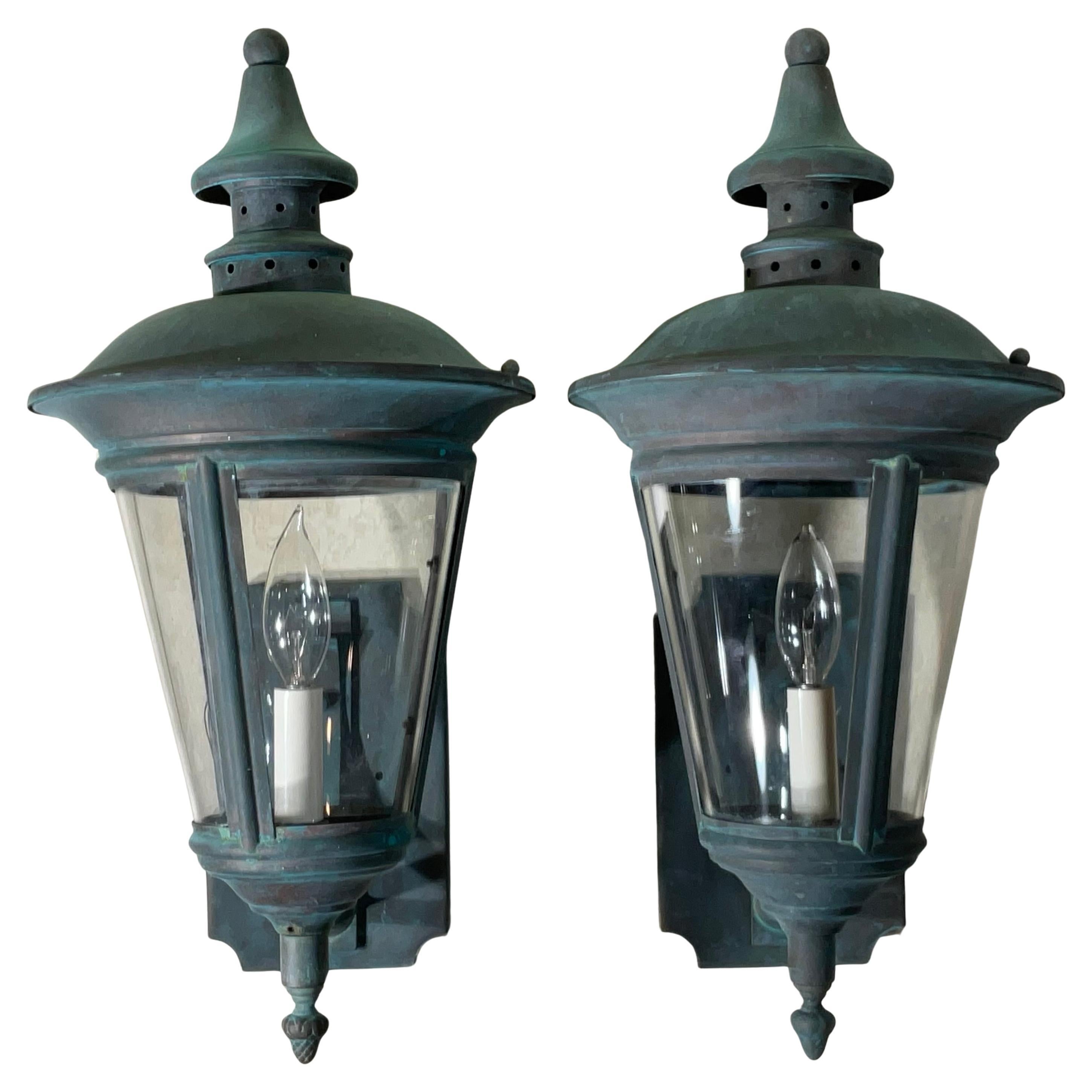 Eleganza senza tempo: Coppia di lanterne da parete in ottone antico Verdigris