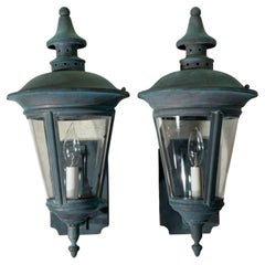 Elegancia atemporal: Pareja de faroles de pared de latón verdigris antiguo