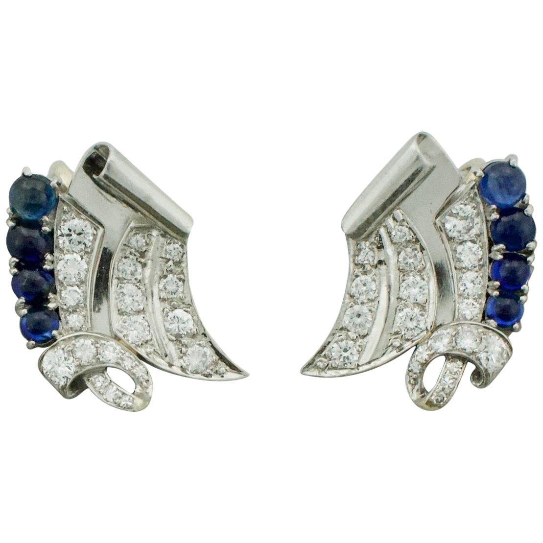 Eleganza senza tempo: Orecchini a mano in platino con diamanti e zaffiri - CIRCA 1950