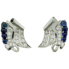 Elegance intemporelle : Boucles d'oreilles en platine, diamant et saphir faites à la main - Circa 1950s