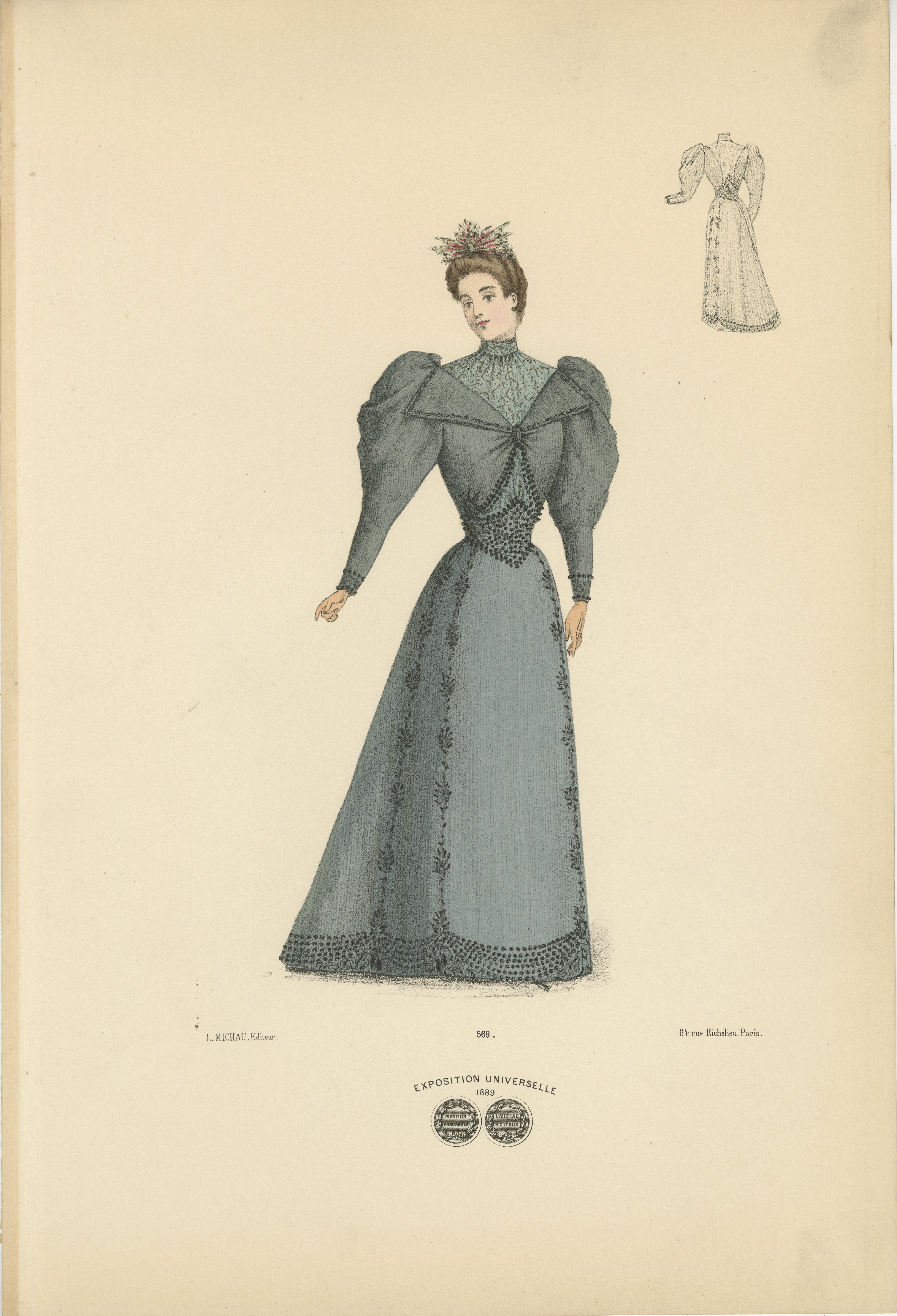 Diese Lithografie zeigt eine modische Frau aus dem Jahr 1889 in einem eleganten Kleid, das den raffinierten Stil der spätviktorianischen Ära verkörpert. Das Kleid hat einen hohen Ausschnitt mit zarter Spitze, und das Mieder ist mit einer aufwendigen