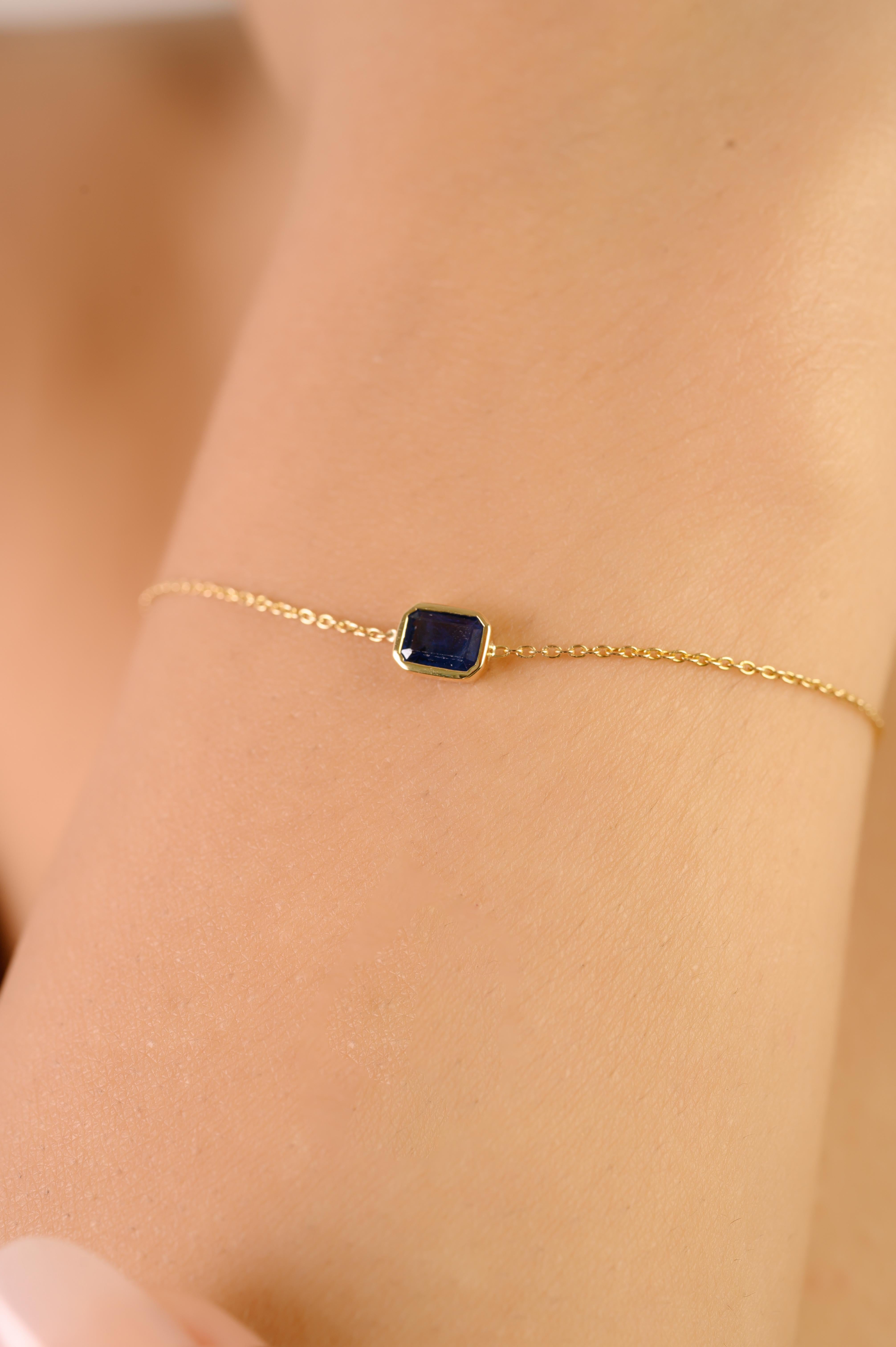 Taille octogone Bracelet intemporel en or jaune 14 carats avec saphir bleu taillé en émeraude en vente