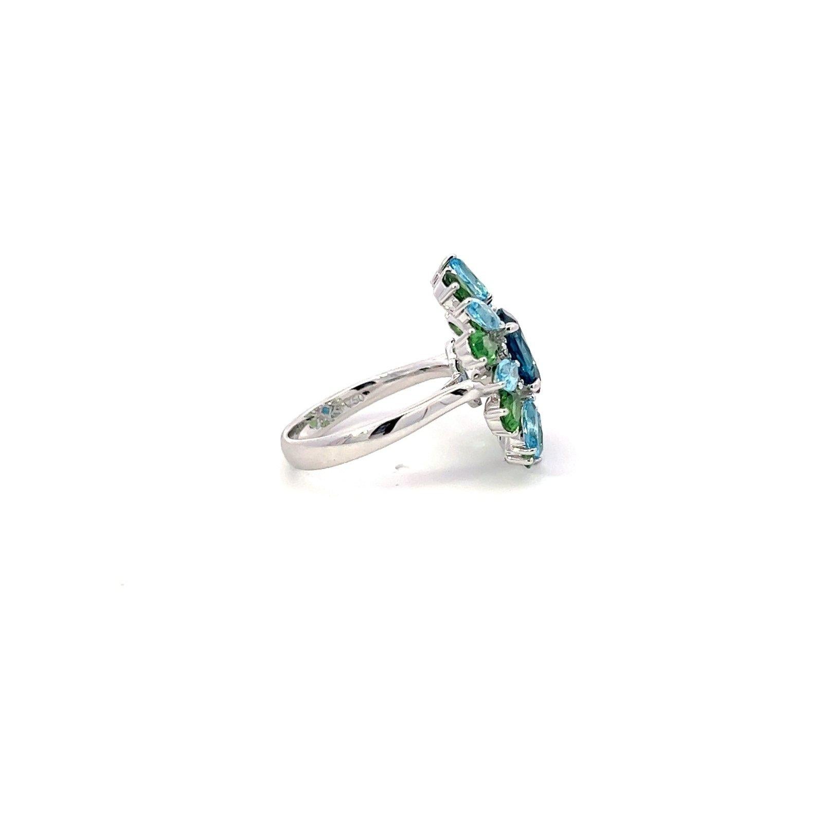 Timeless Smaragde Blauer Topas Diamant 18K Weißgold Exklusiver Ring Medium im Zustand „Neu“ im Angebot in Genève, GE