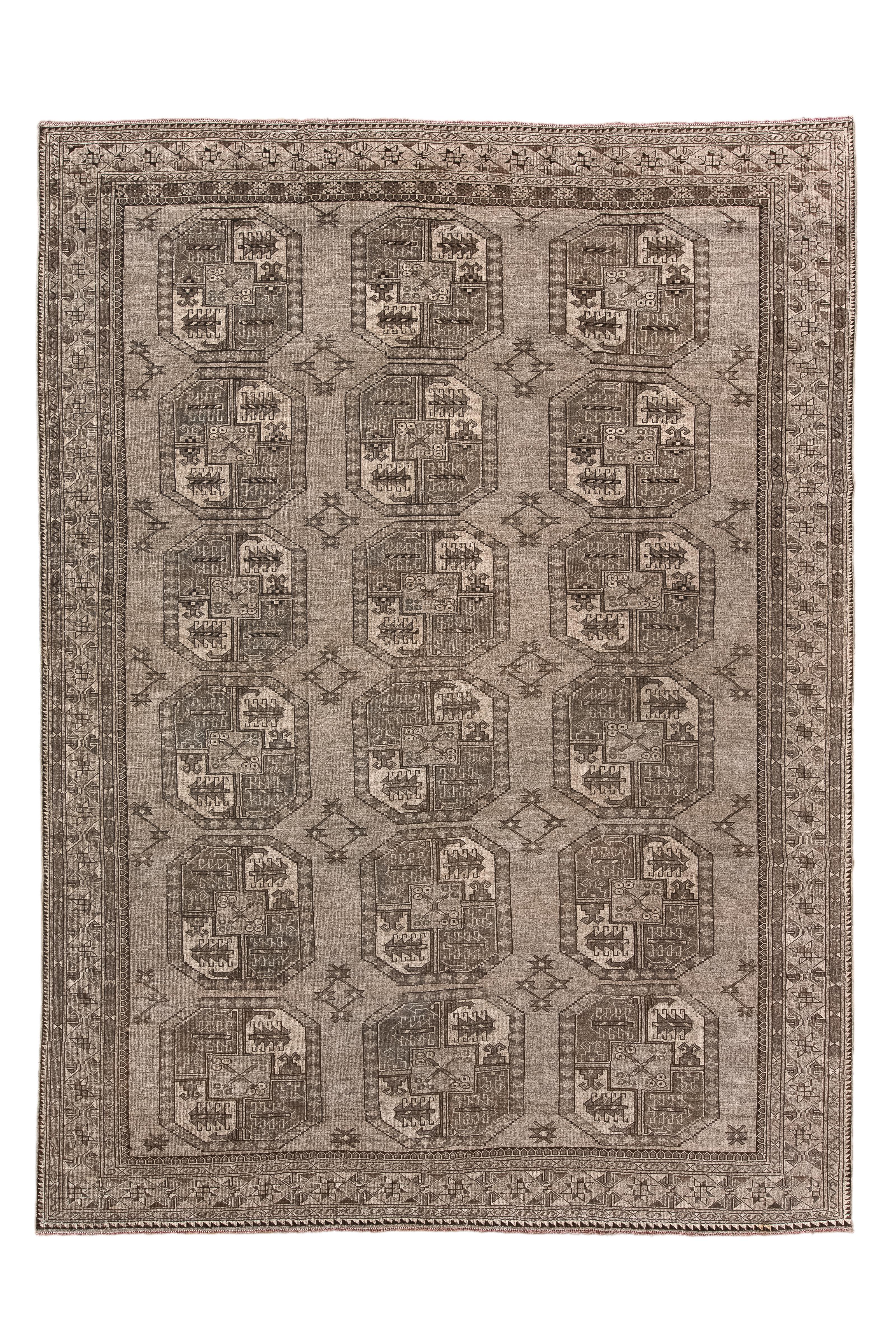 Le fond brun moyen, légèrement abrasé, présente un motif de trois sur six de guls Ongurghe octogonaux, emblématiques des tribus, divisés en quartiers, avec de petites mineures employant chacune quatre étoiles.  Bordure principale d'étoiles de