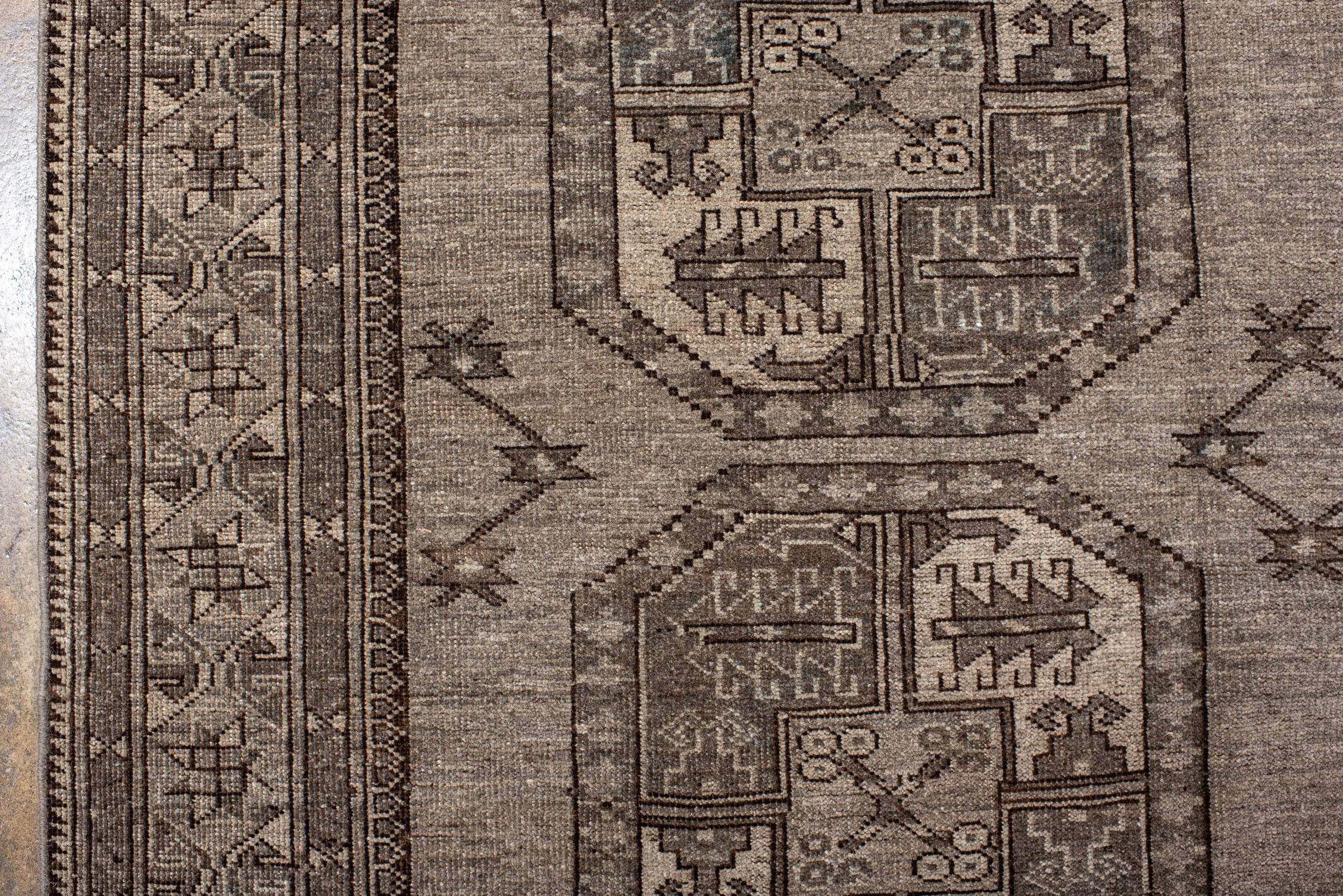 Tapis afghan Ersari intemporel à motifs bruns Bon état - En vente à New York, NY