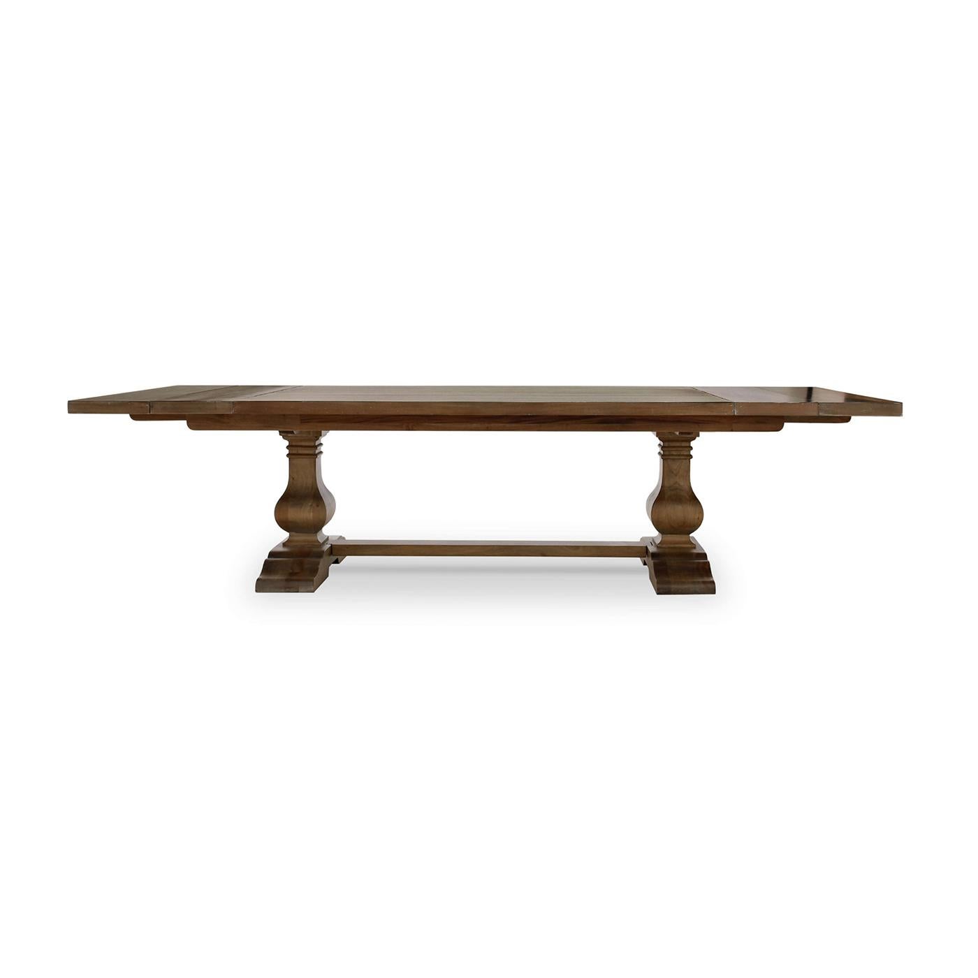 Inspiré par le design anglais du XVIIe siècle, il constitue une pièce maîtresse étonnante pour votre salle à manger. Fabriquée en acajou de première qualité, cette table présente une finition lavée à la paille méticuleusement appliquée à la main,