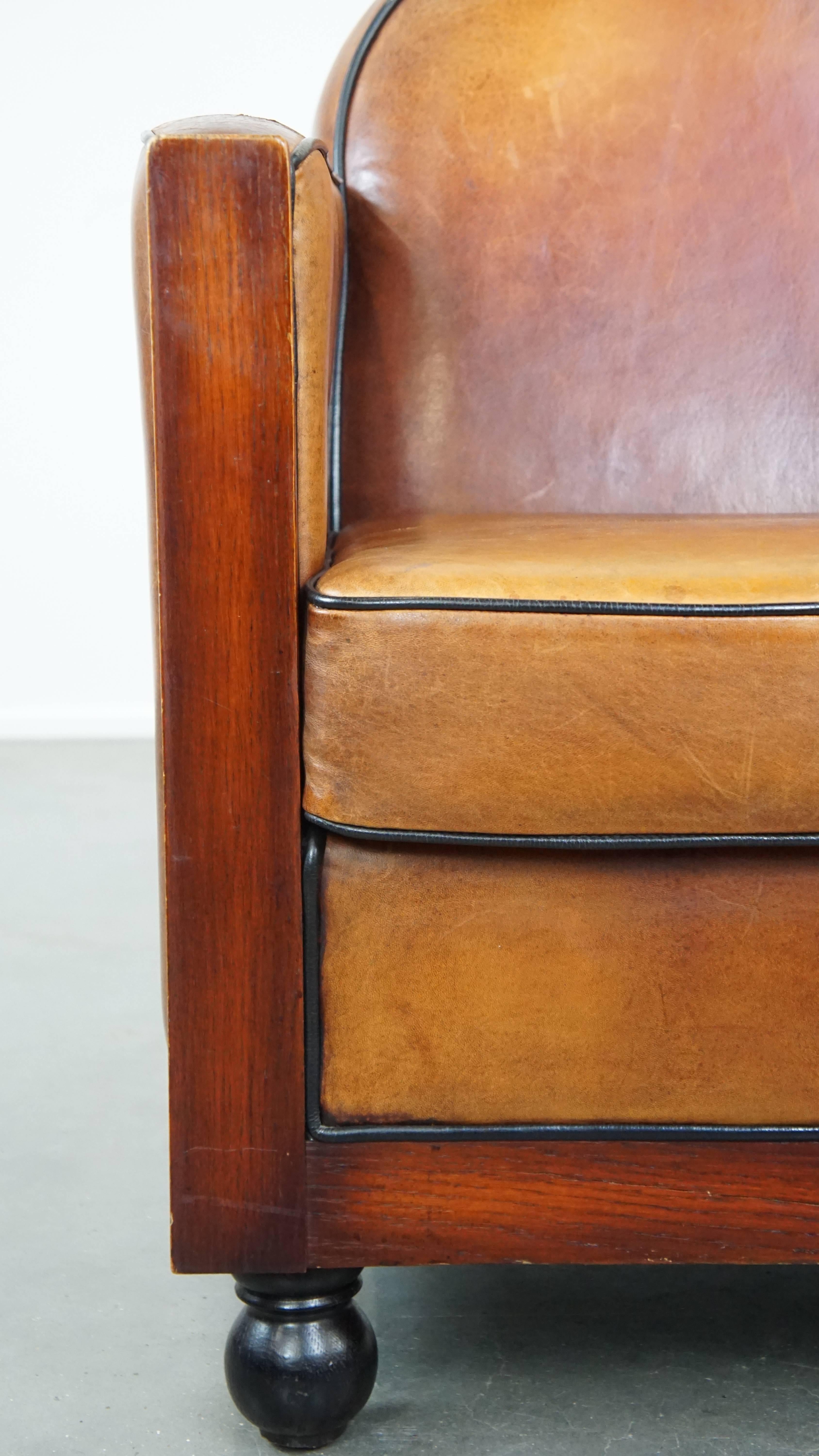 Timeless, finely crafted sheepskin leather and wooden Art Deco design armchair For Sale 5