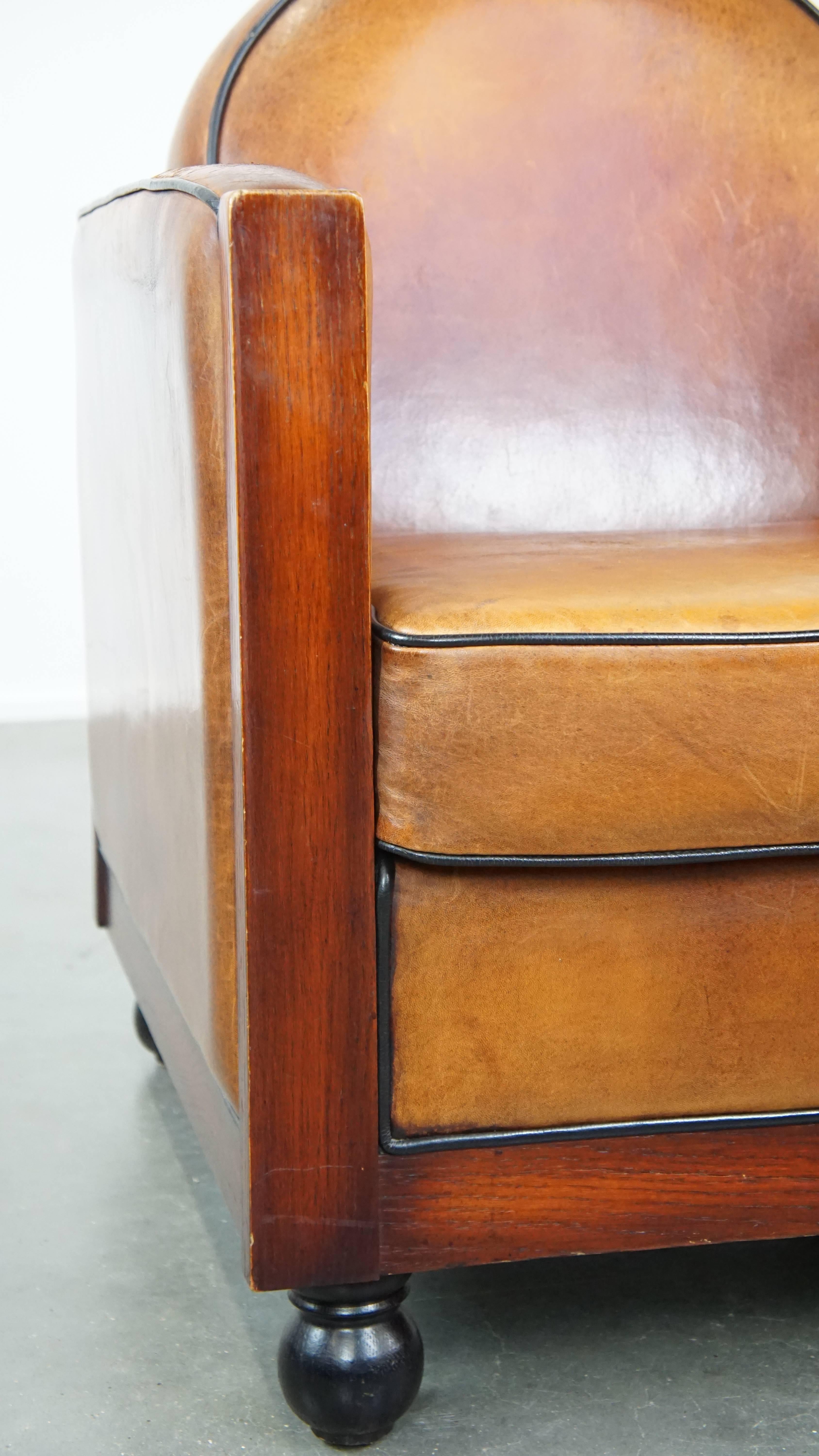Timeless, finely crafted sheepskin leather and wooden Art Deco design armchair For Sale 6