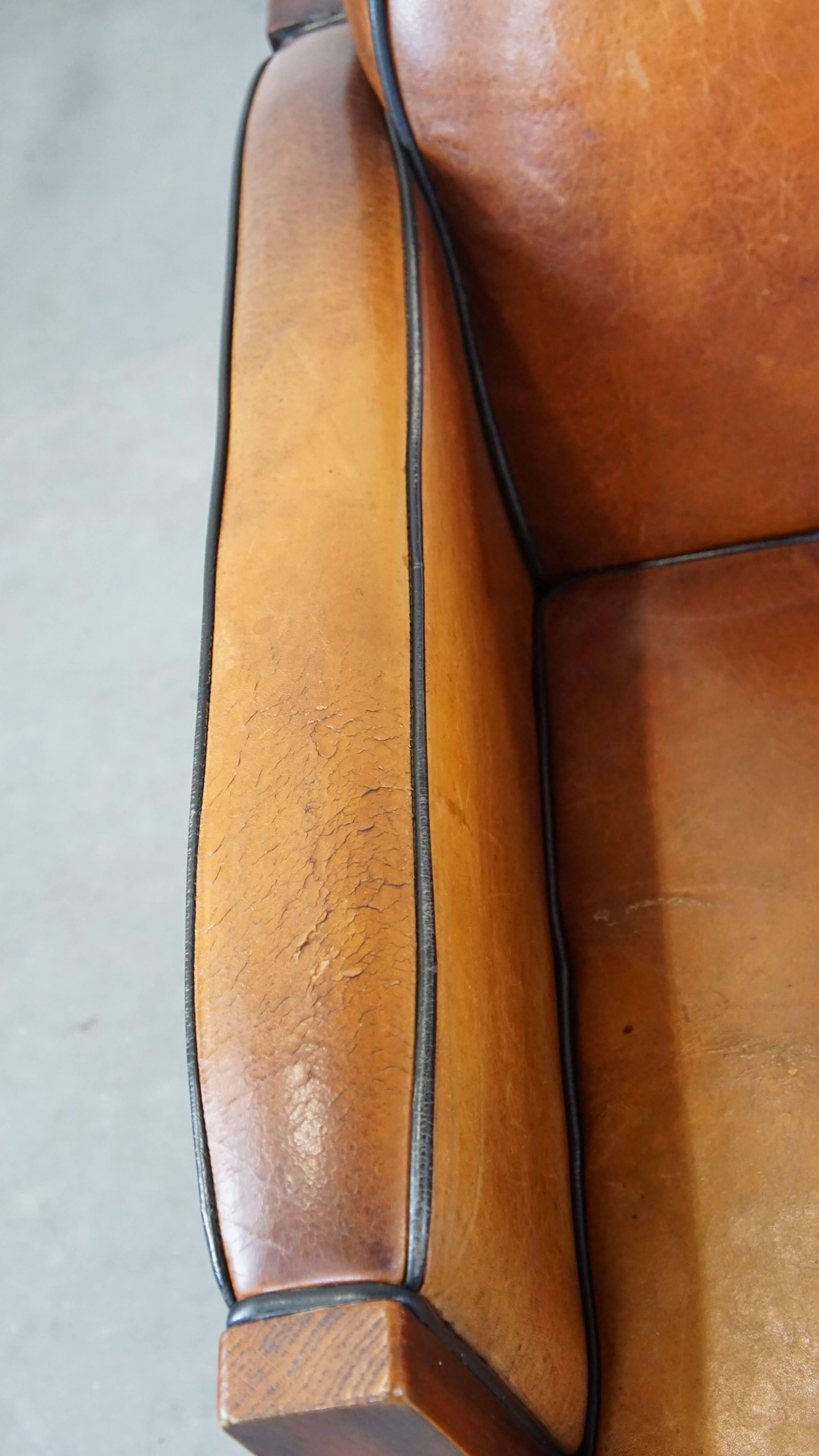 Timeless, finely crafted sheepskin leather and wooden Art Deco design armchair For Sale 1