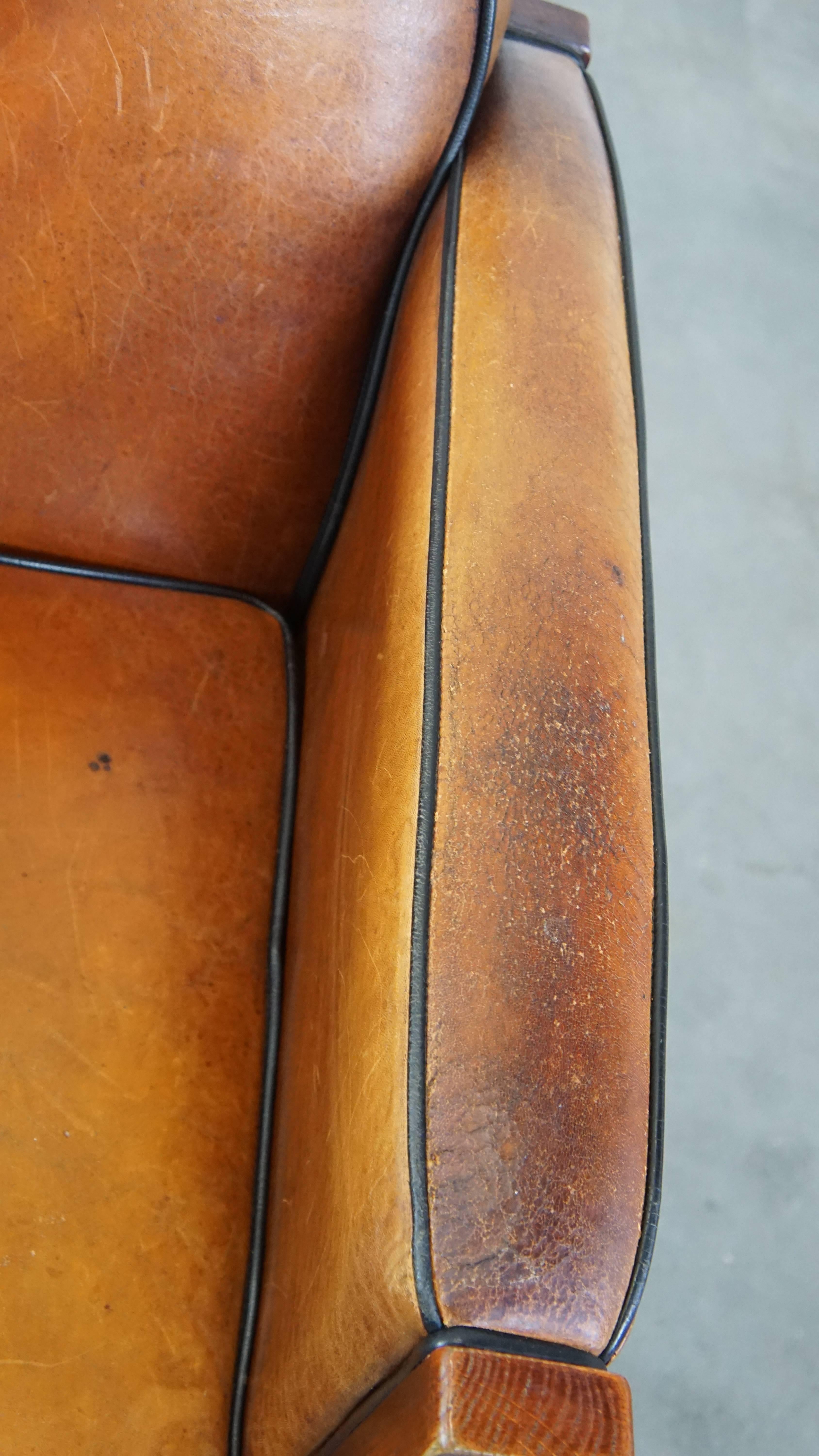 Timeless, finely crafted sheepskin leather and wooden Art Deco design armchair For Sale 2