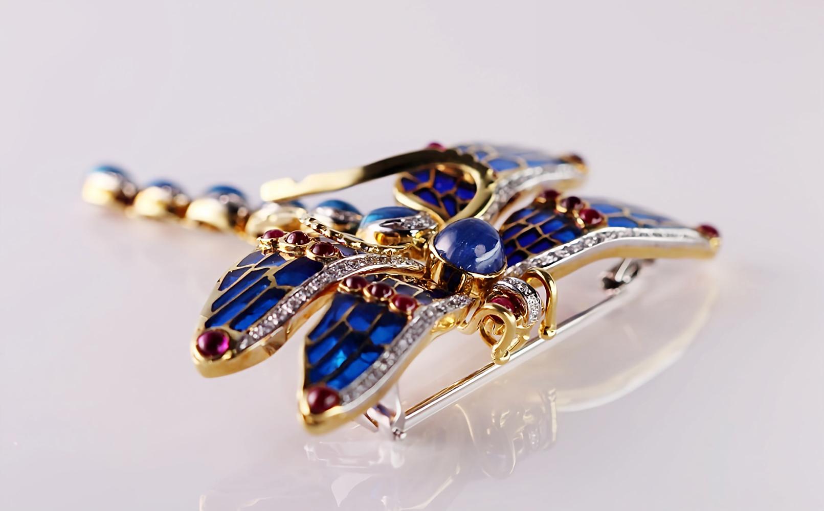 Timeless Flight: Handcrafted 18kt Gold Dragonfly Brooch with Precious Gems In New Condition For Sale In Lugano, CH