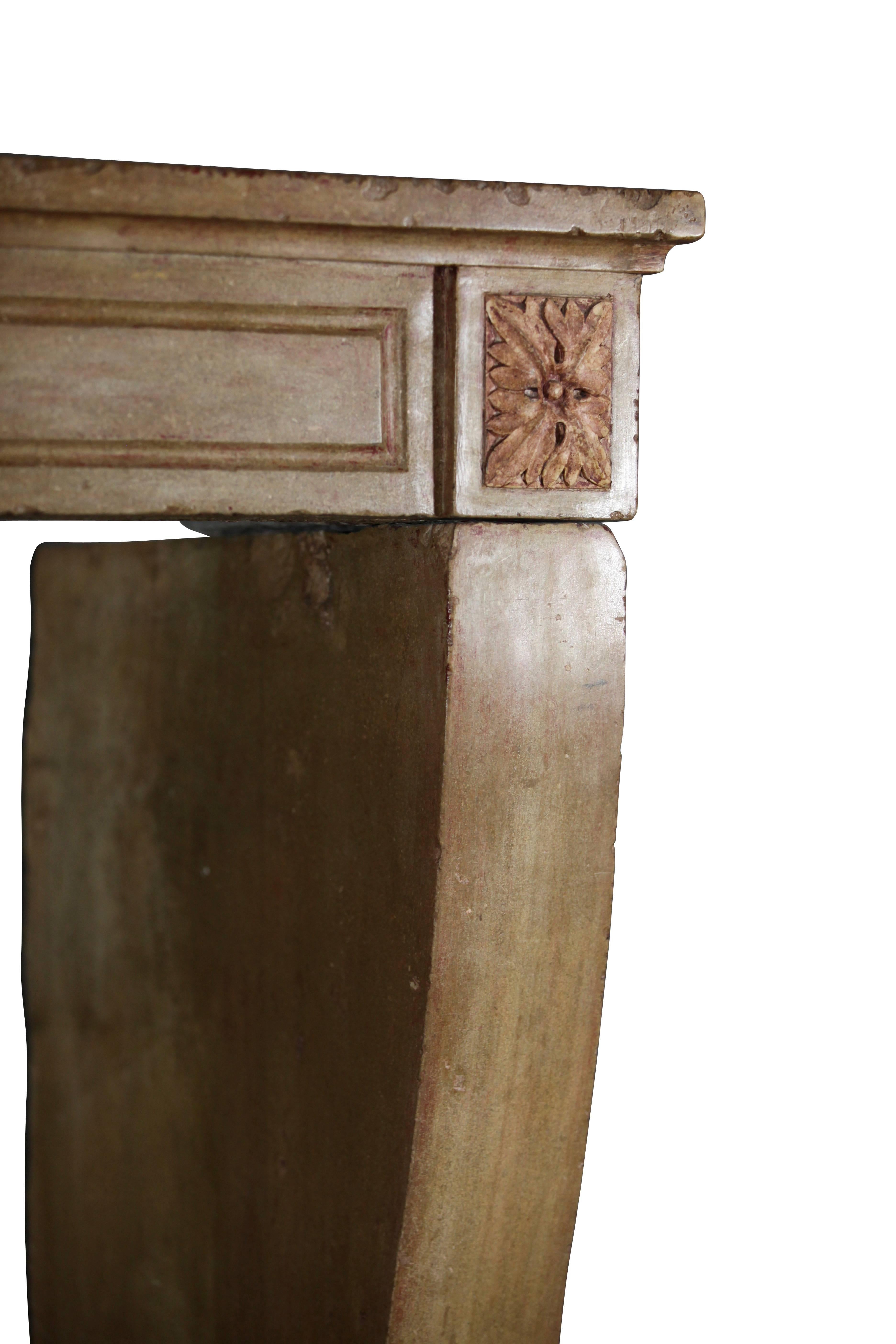 Entorno de Chimenea Antiguo Francés Intemporal en Piedra Caliza siglo XVIII y antes en venta