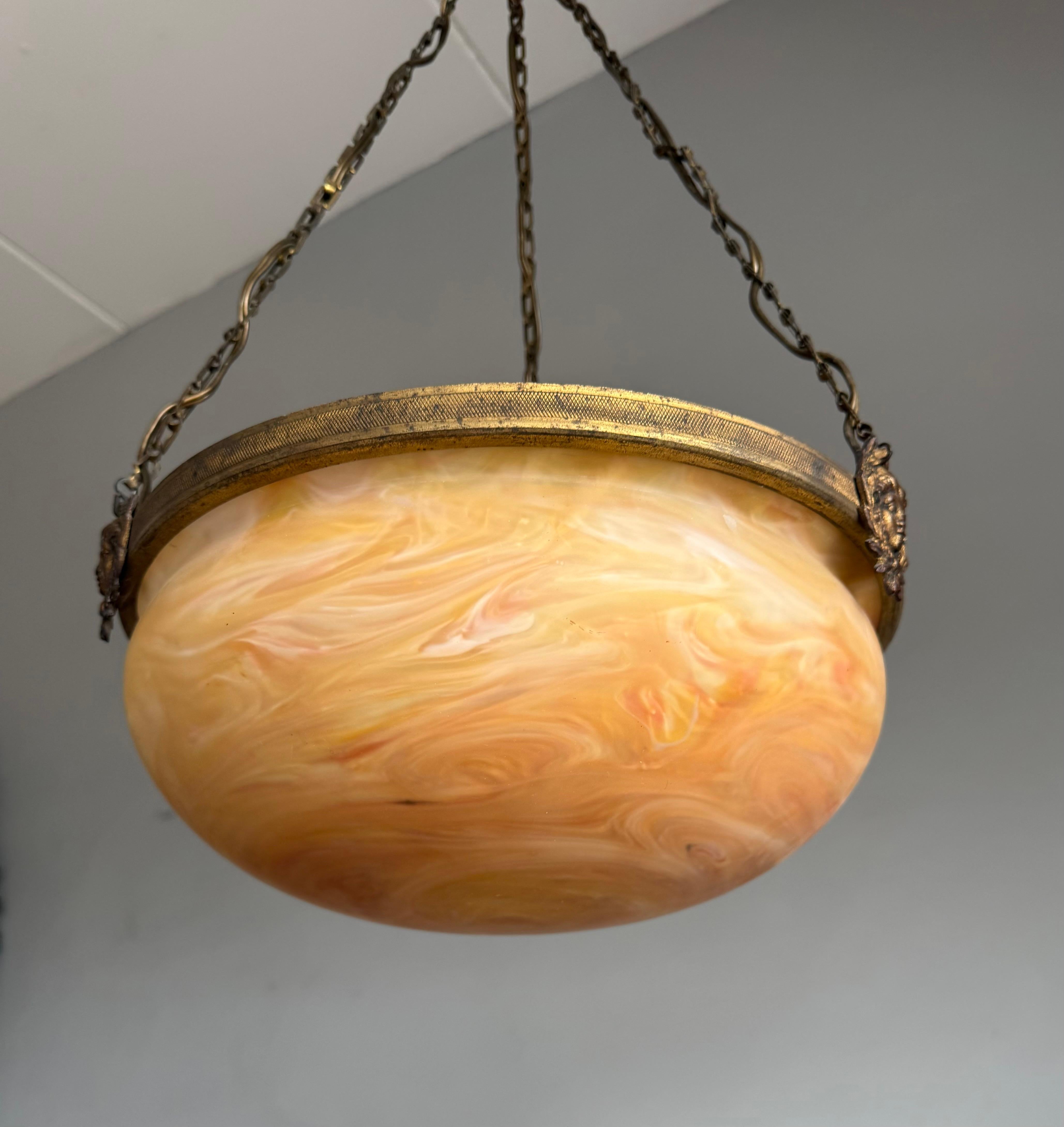 Luce a sospensione antica francese senza tempo w. Maschere della Dea dorate e vetro ambrato a spirale in vendita 3