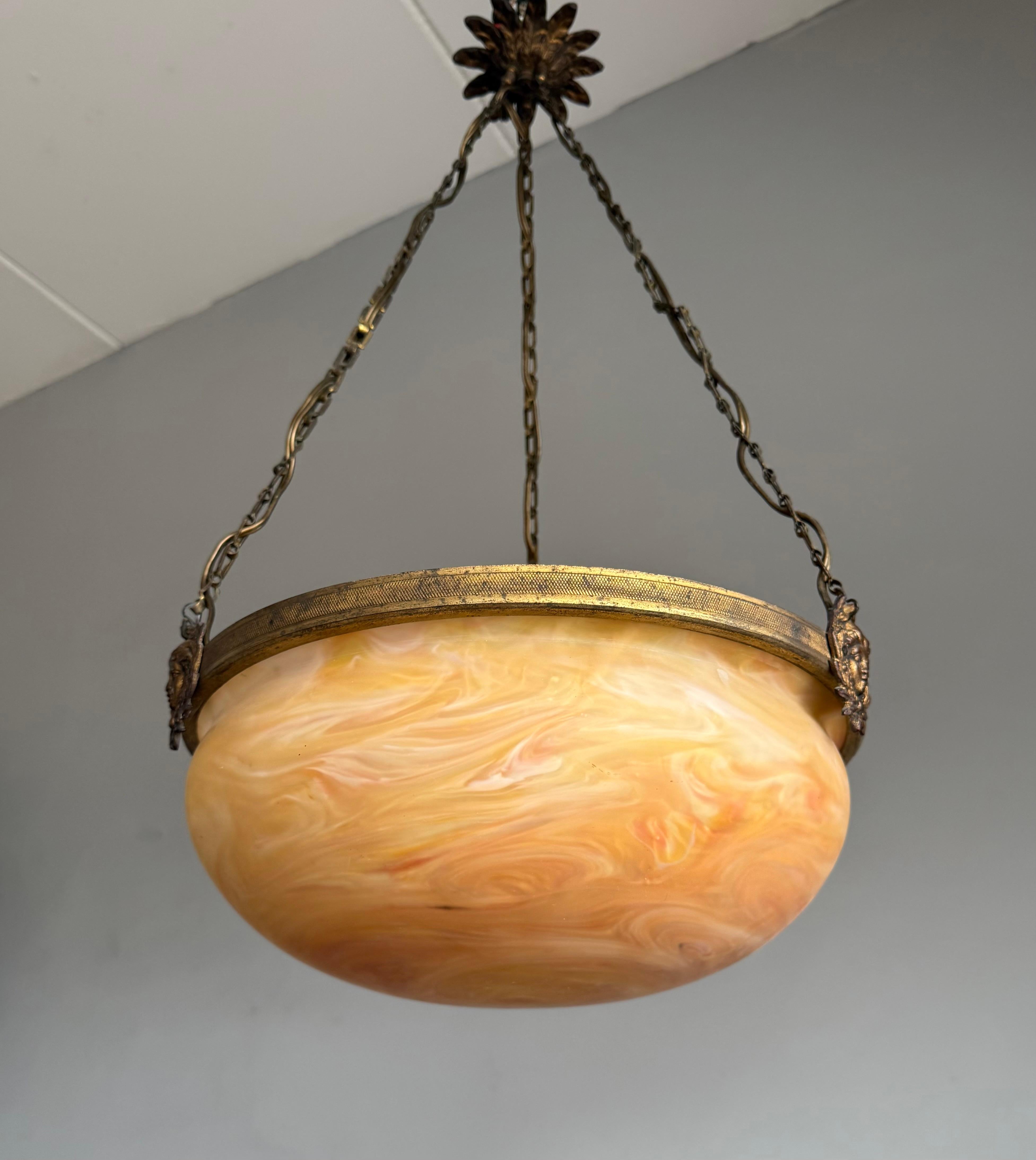 Luce a sospensione antica francese senza tempo w. Maschere della Dea dorate e vetro ambrato a spirale in vendita 4