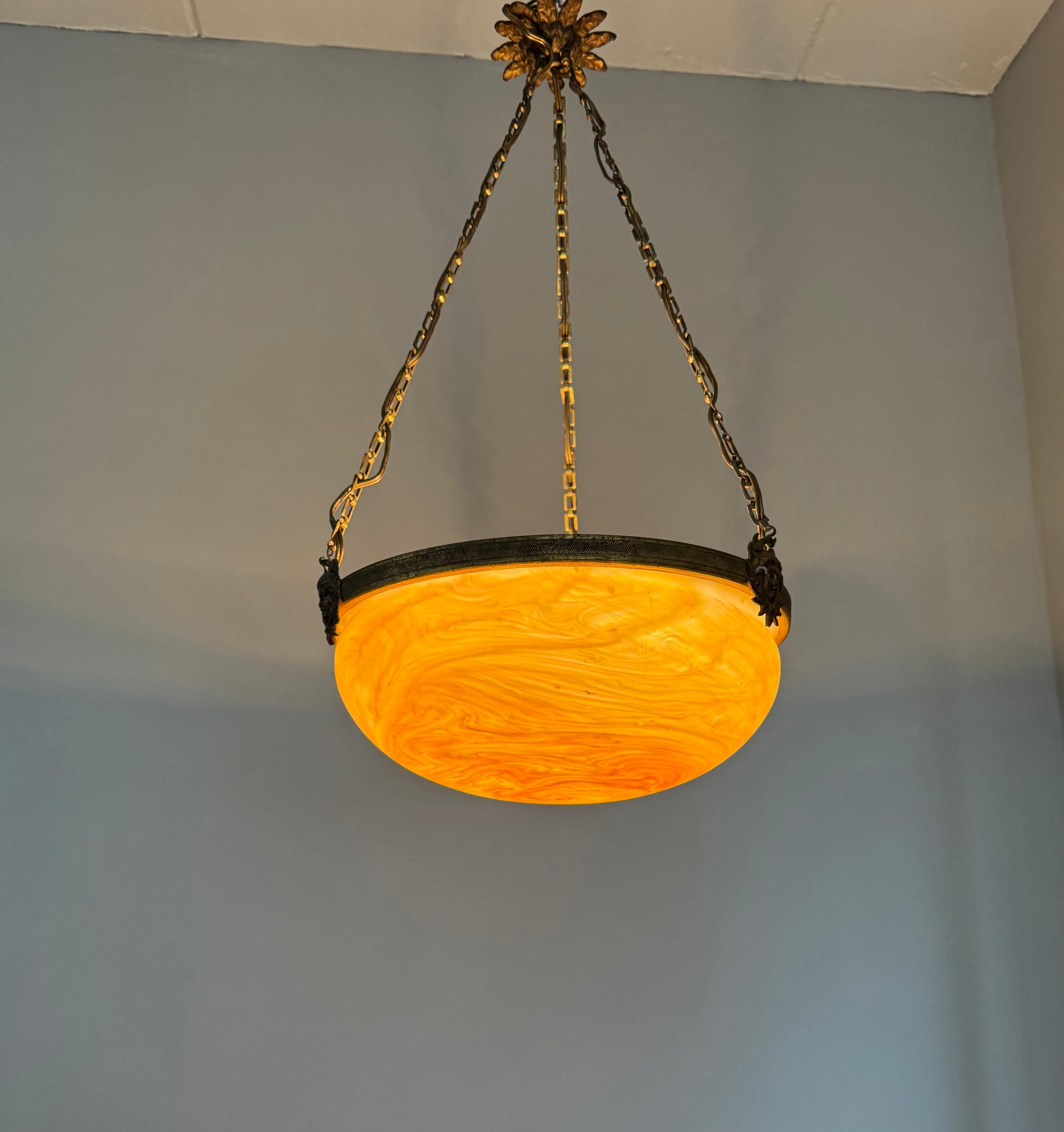 Luce a sospensione antica francese senza tempo w. Maschere della Dea dorate e vetro ambrato a spirale in vendita 6