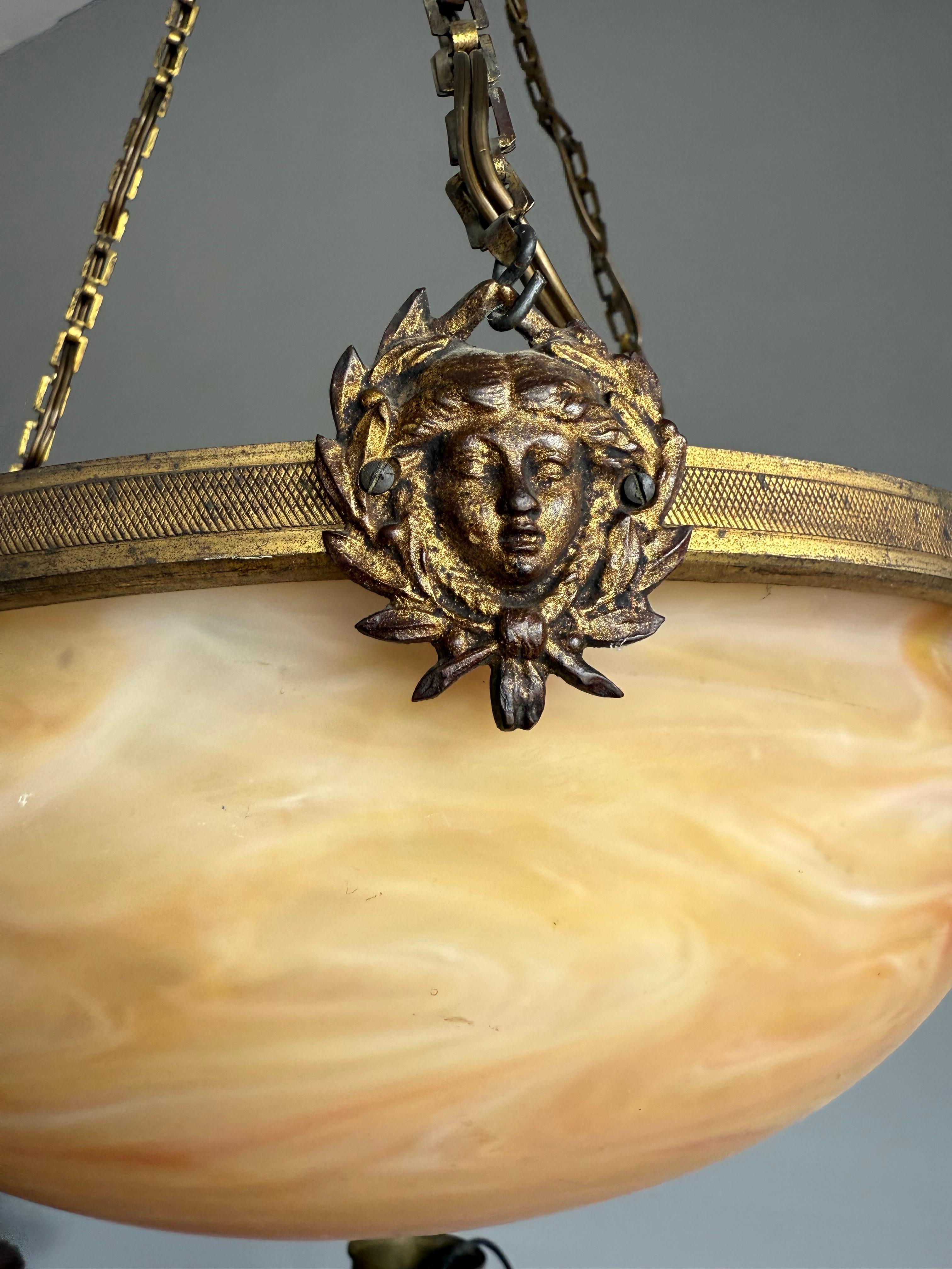 Luce a sospensione antica francese senza tempo w. Maschere della Dea dorate e vetro ambrato a spirale in vendita 8