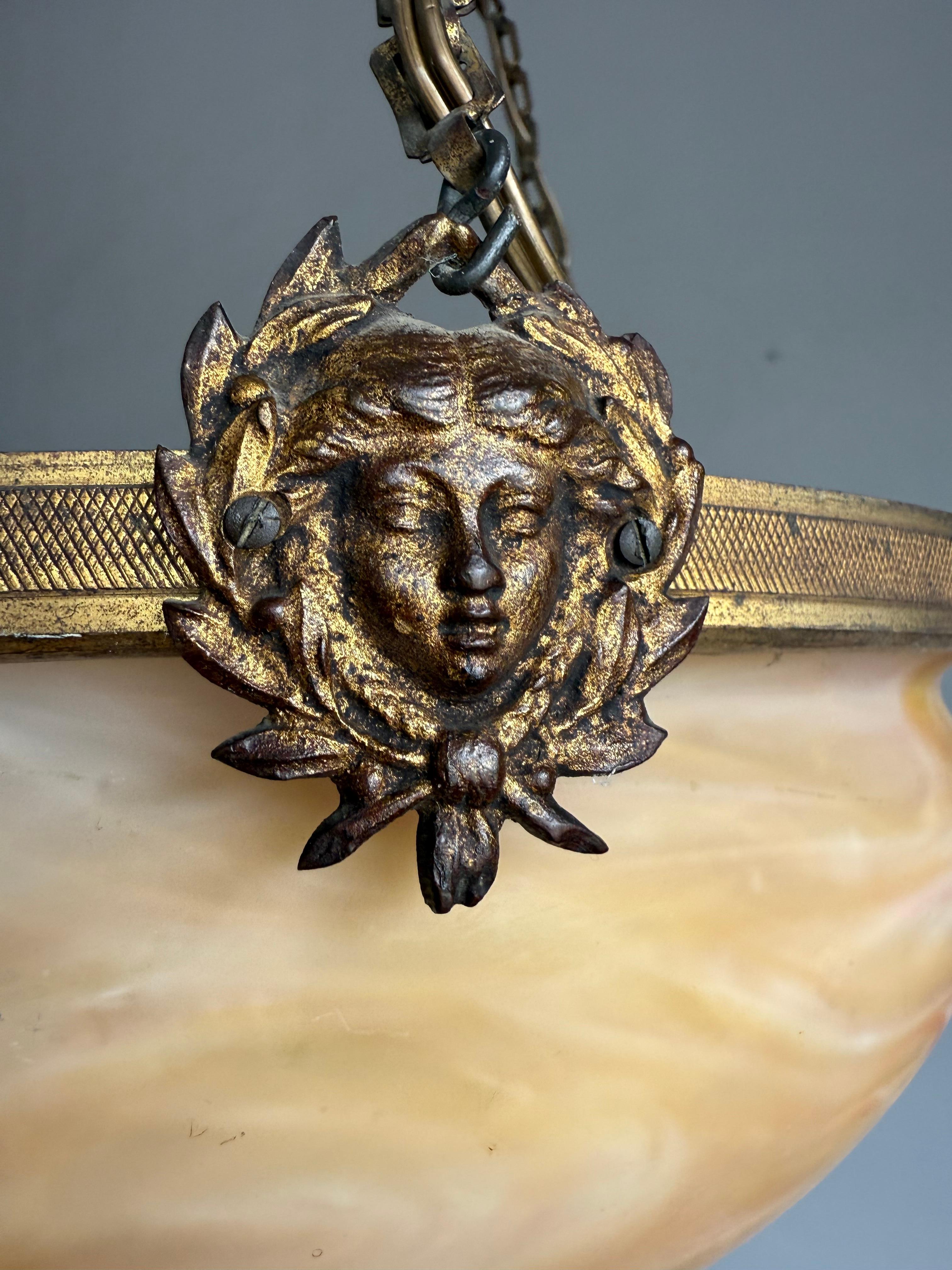 Luce a sospensione antica francese senza tempo w. Maschere della Dea dorate e vetro ambrato a spirale in vendita 9