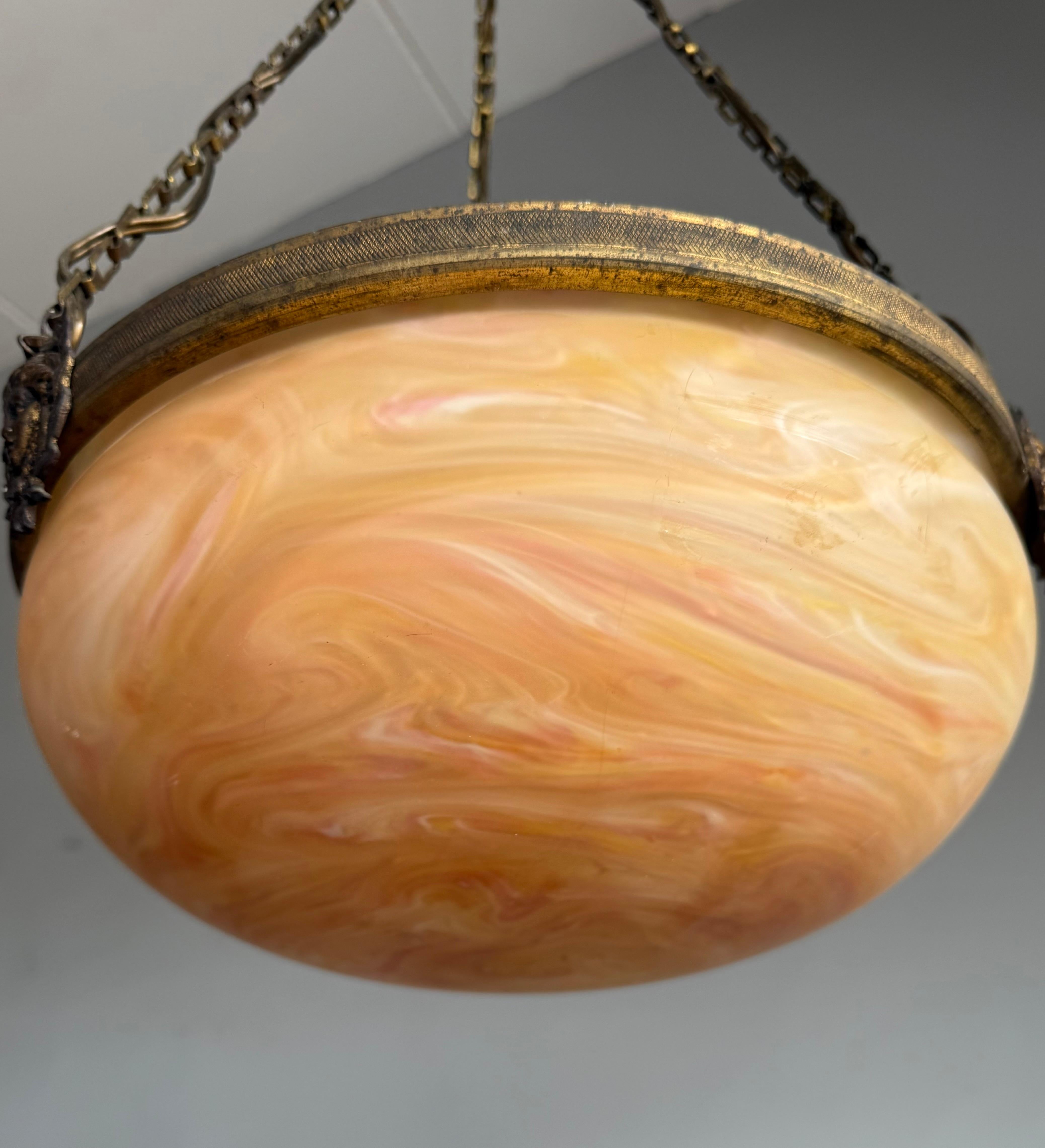 Belle Époque Luce a sospensione antica francese senza tempo w. Maschere della Dea dorate e vetro ambrato a spirale in vendita