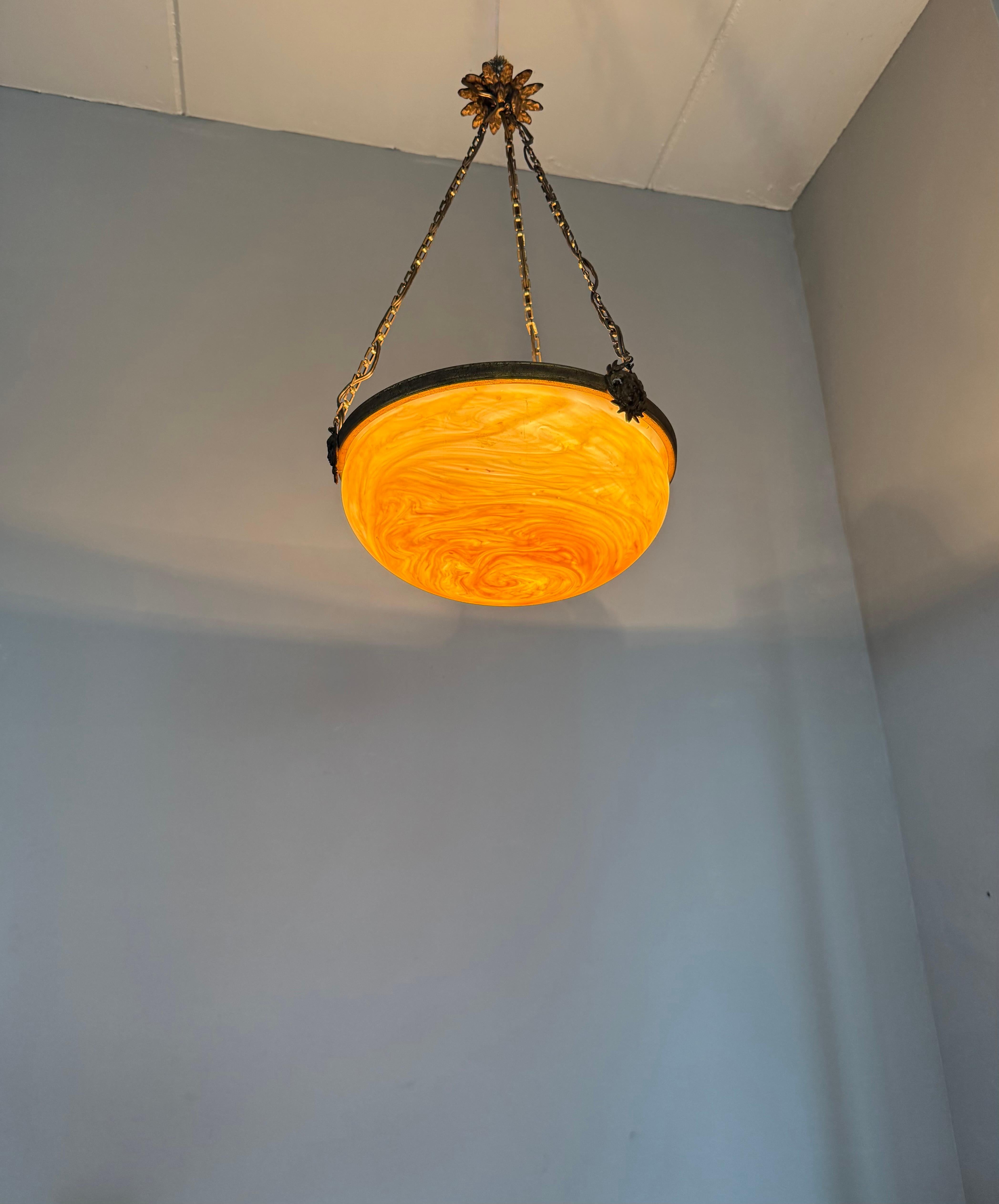 Intagliato a mano Luce a sospensione antica francese senza tempo w. Maschere della Dea dorate e vetro ambrato a spirale in vendita