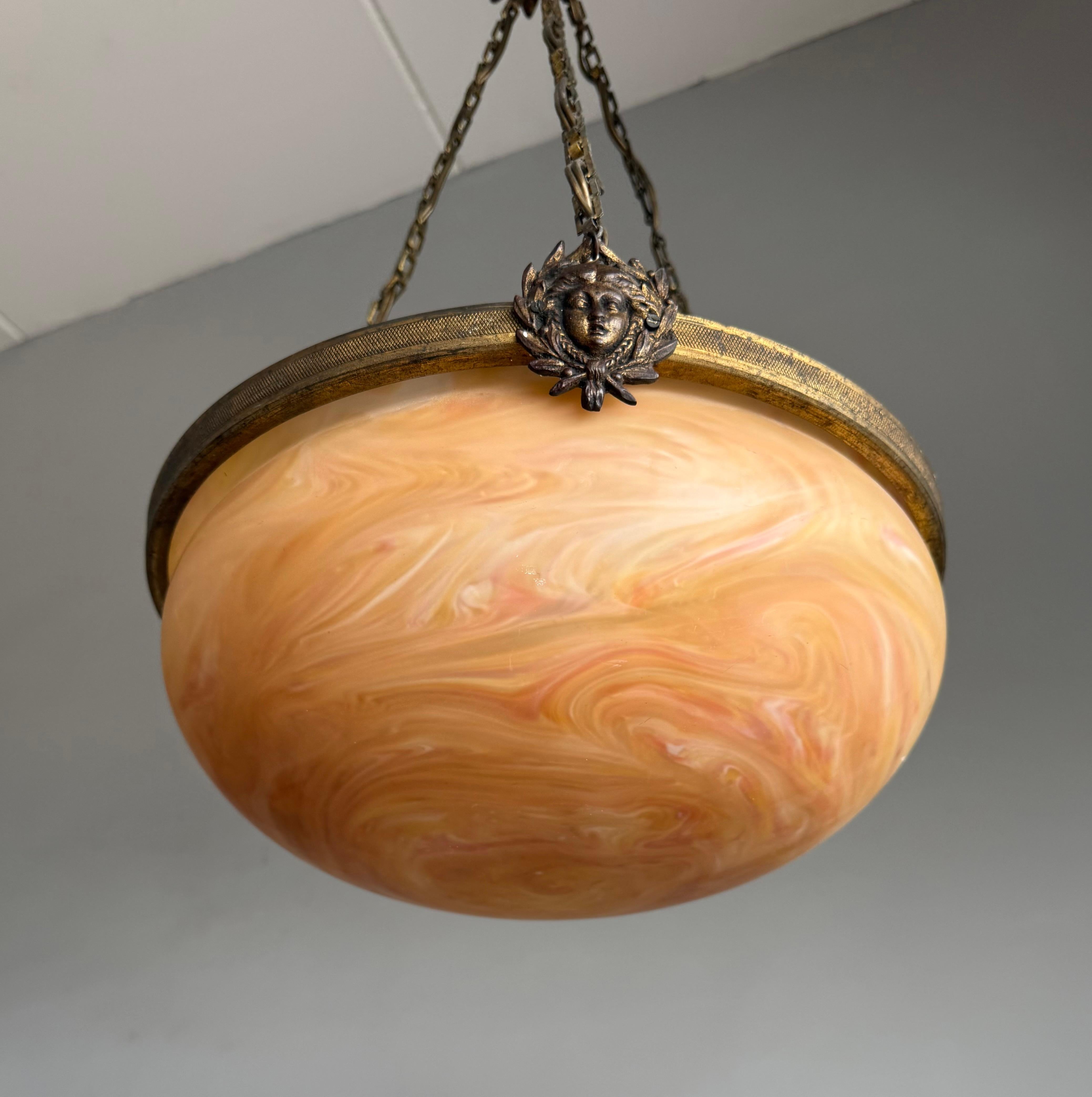 Luce a sospensione antica francese senza tempo w. Maschere della Dea dorate e vetro ambrato a spirale In condizioni buone in vendita a Lisse, NL